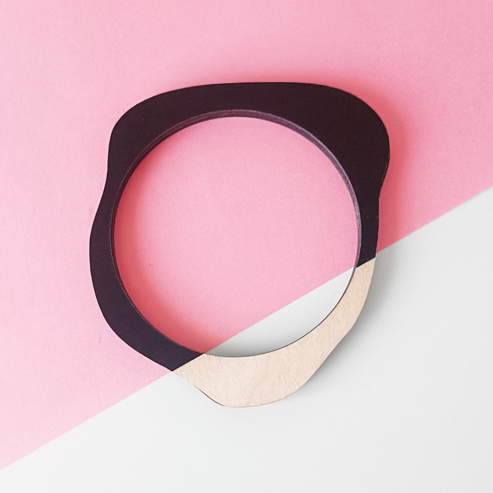 Organische bangle armband van hout en zwart kunststof type A - 59709.jpeg Organische bangle armband van hout en zwart kunststof type A