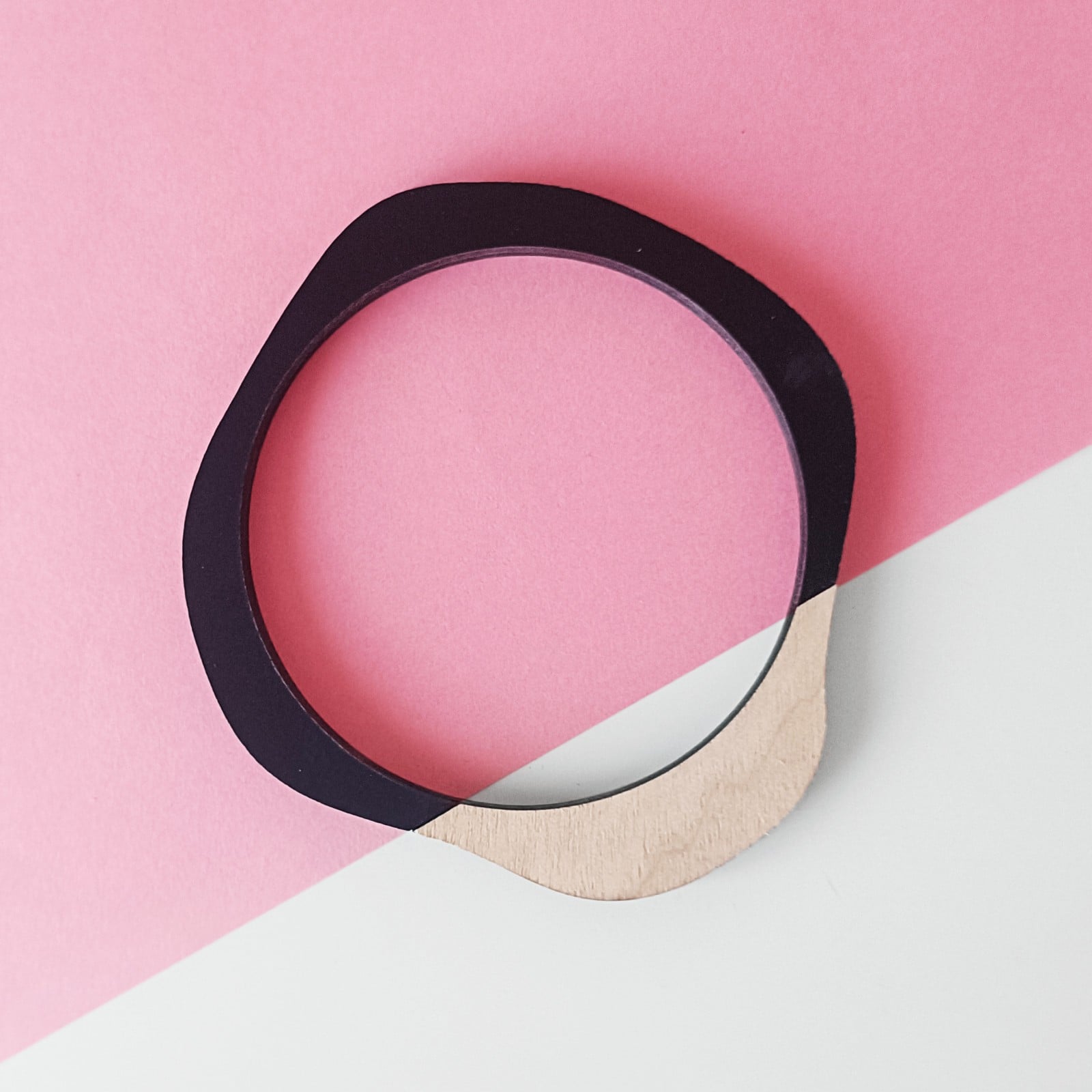 Organische bangle armband van hout en zwart kunststof type B - 59718.jpeg Organische bangle armband van hout en zwart kunststof type B