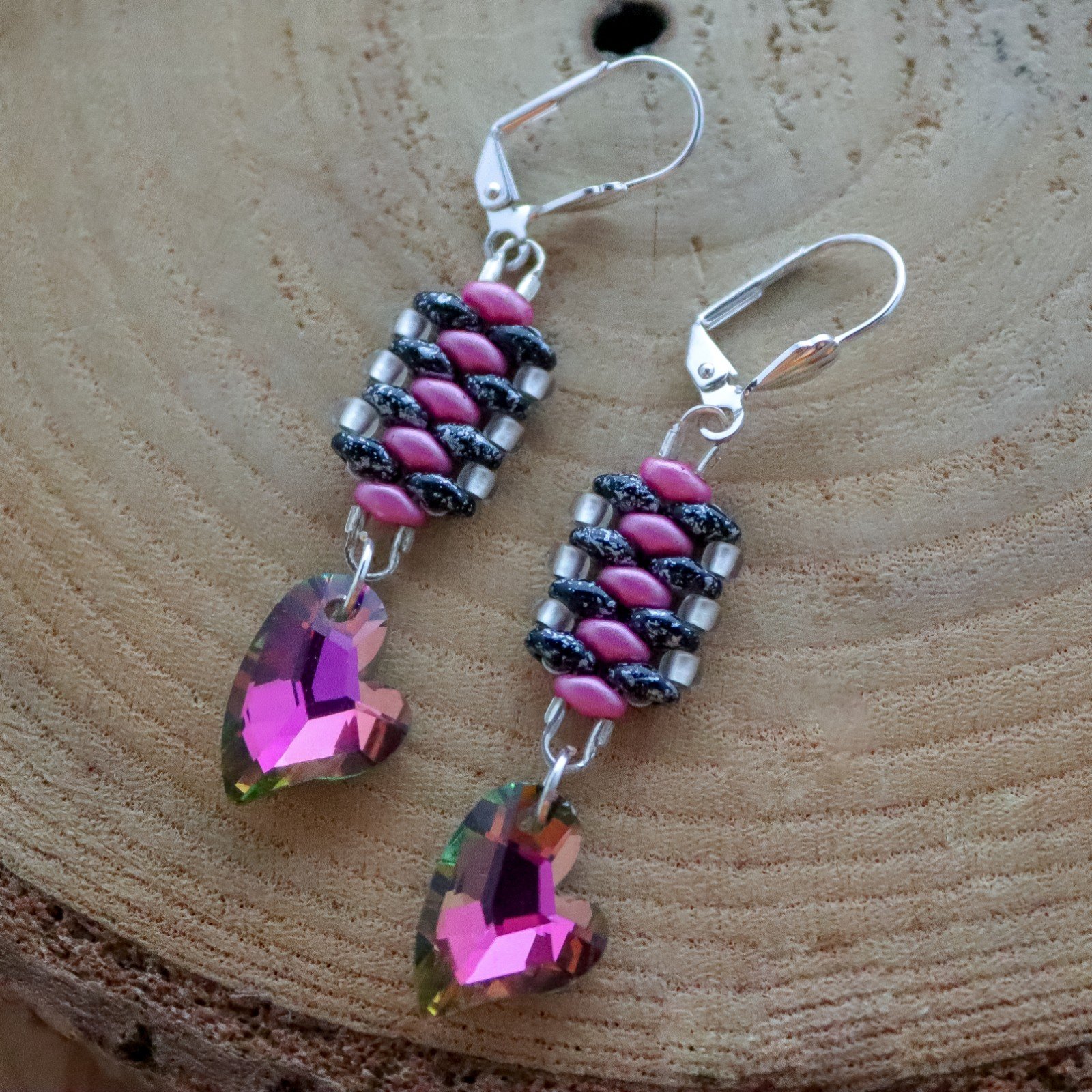 Roze valentijns oorbellen met kristallen hartjes - 62901.jpeg Roze valentijns oorbellen met kristallen hartjes