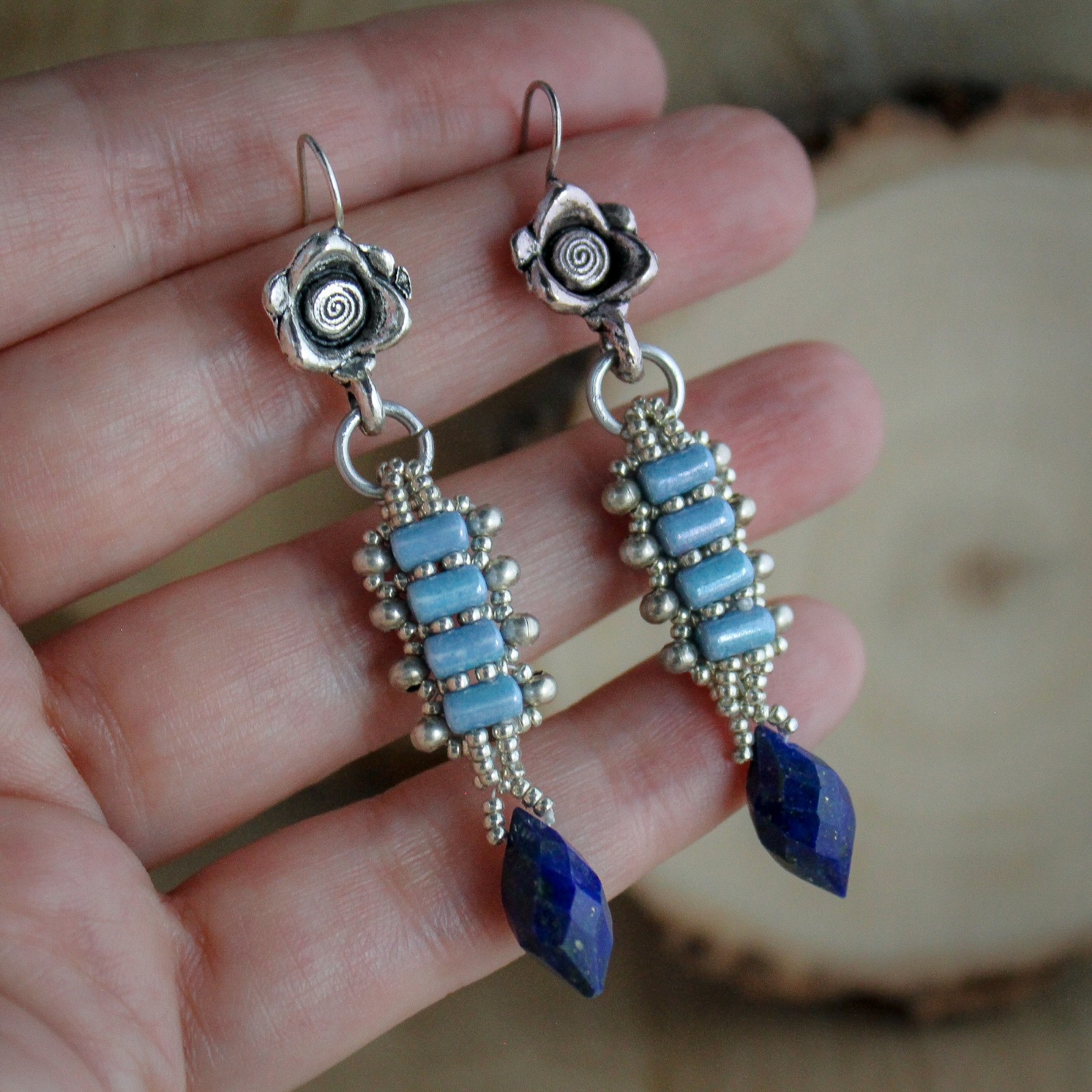 Blauwe roos oorbellen voor valentijsdag met lapis lazulli edelstenen