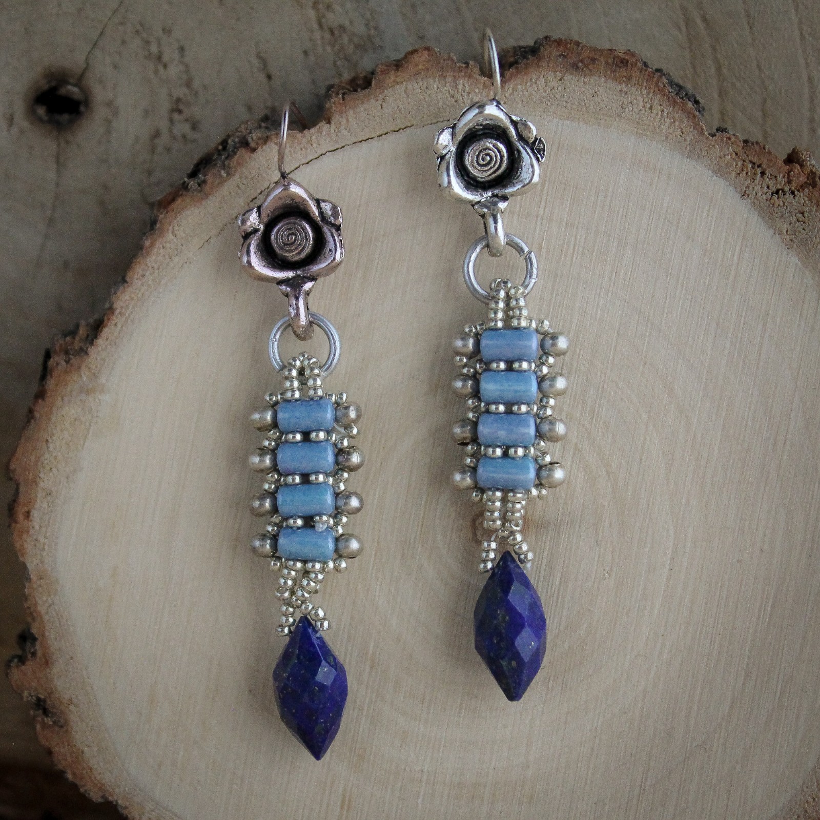 Blauwe roos oorbellen voor valentijsdag met lapis lazulli edelstenen