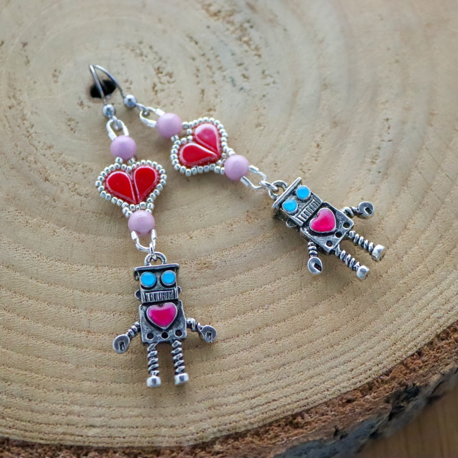 Robot oorbellen met hartjes voor valentijnsdag, een uniek en grappig kado.