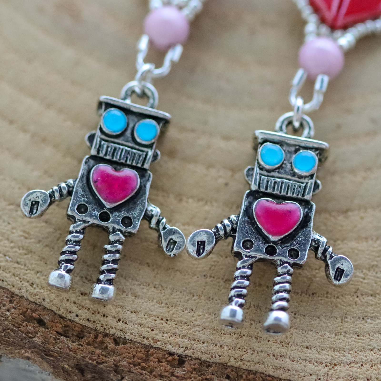 Robot oorbellen met hartjes voor valentijnsdag, een uniek en grappig kado.