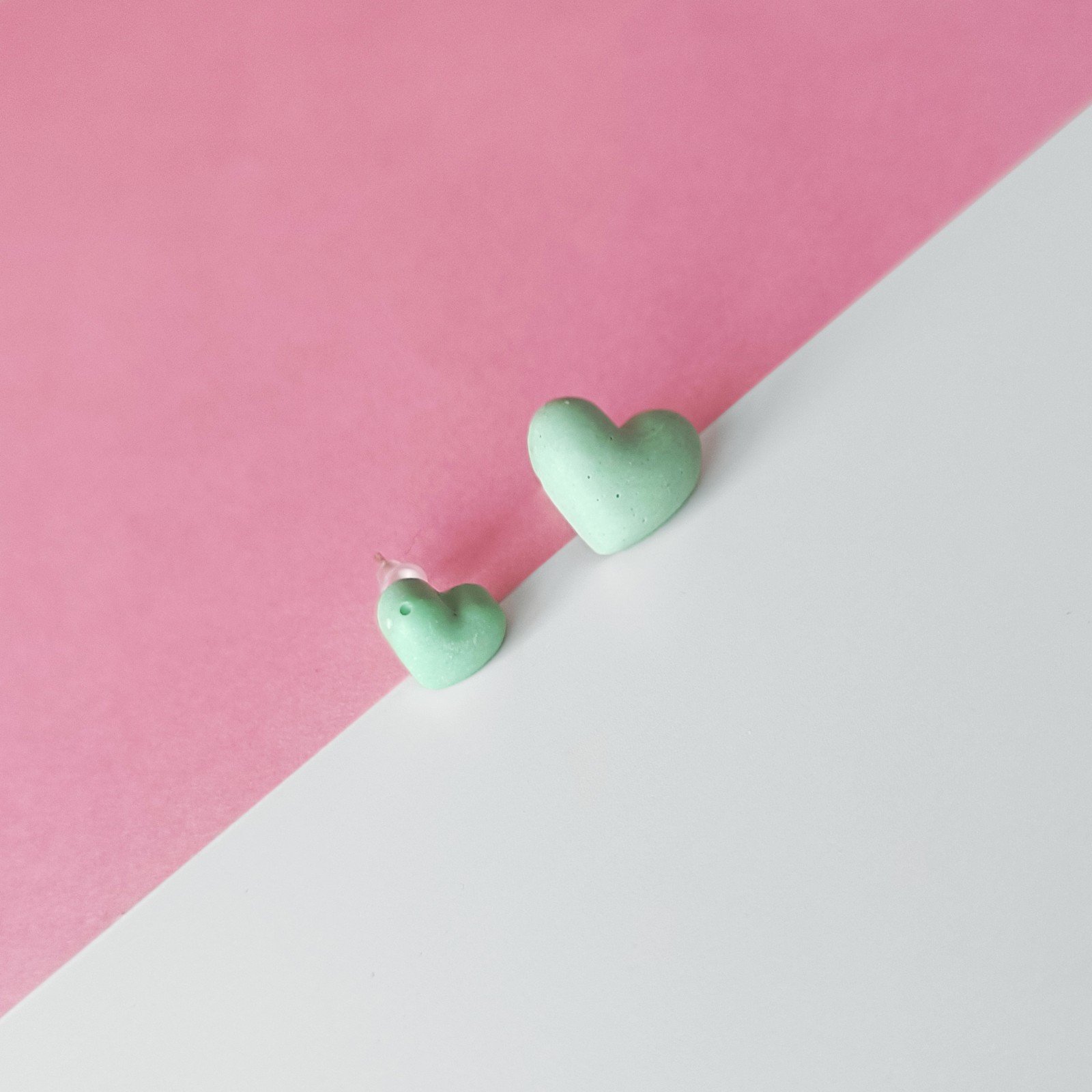 Asymmetrische groene hartjes oorbellen - 66468.jpeg Asymmetrische groene hartjes oorbellen