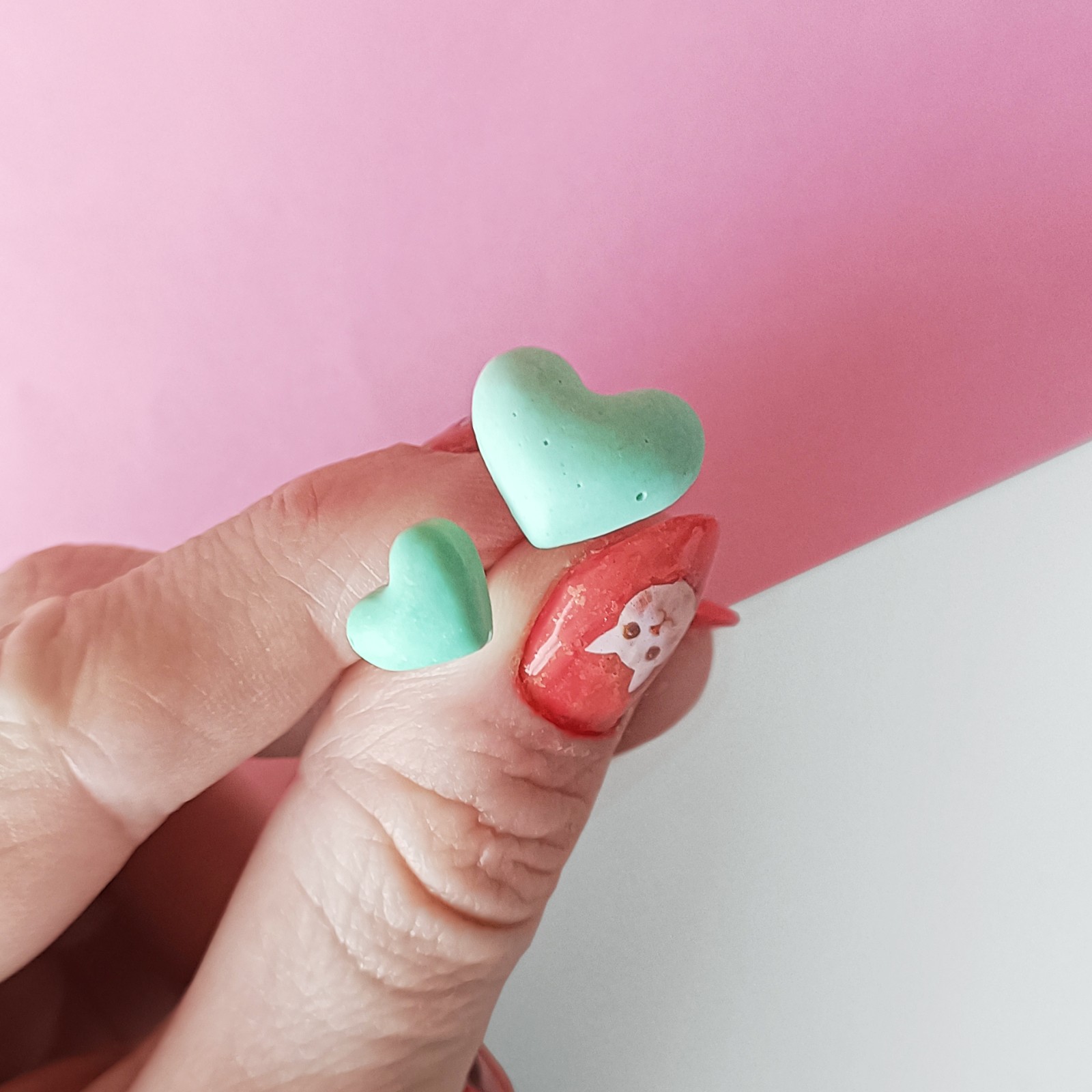 Asymmetrische groene hartjes oorbellen - 66469.jpeg Asymmetrische groene hartjes oorbellen