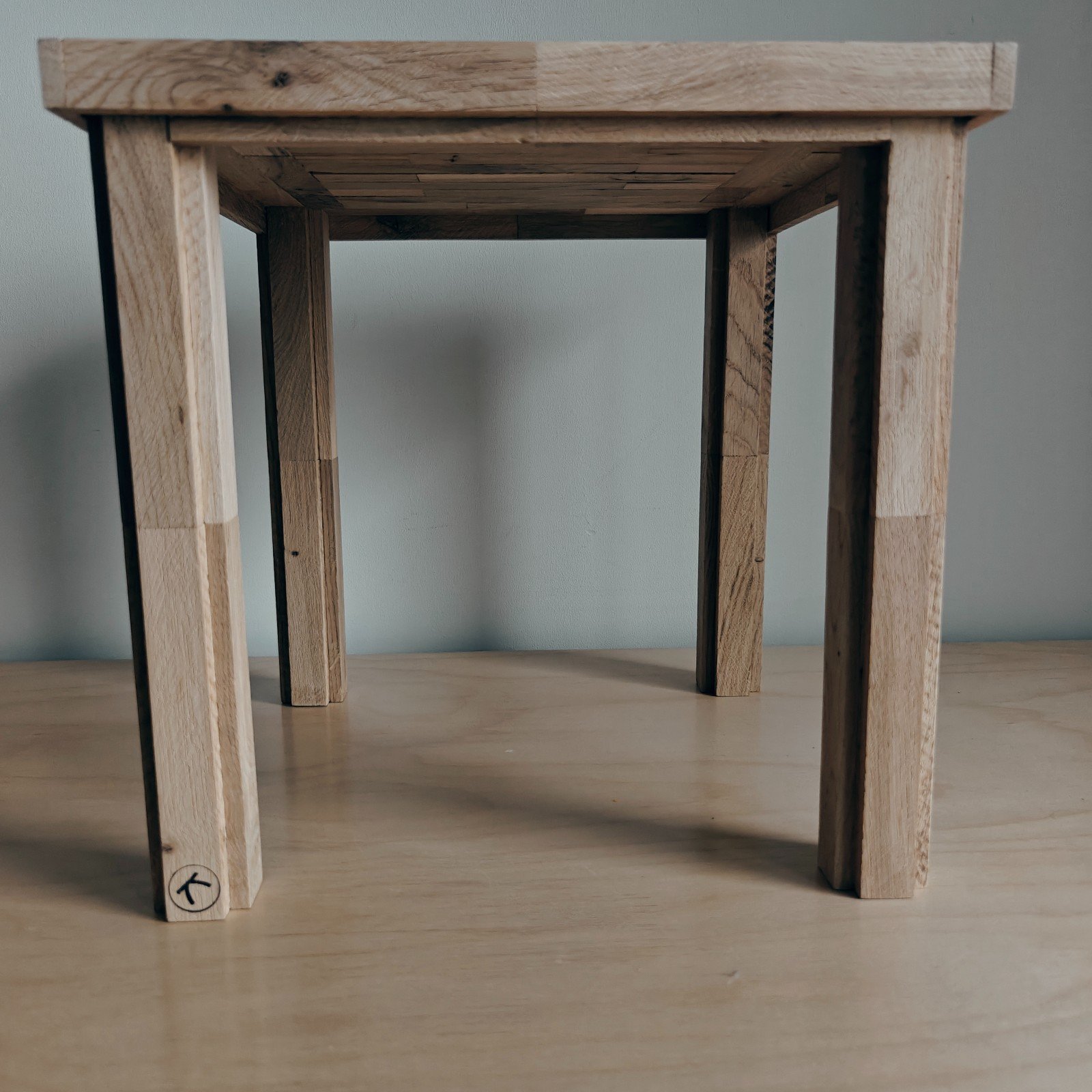 Handgemaakt en beschilderd houten bijzettafeltje – uniek decoratief item voor jouw interieur