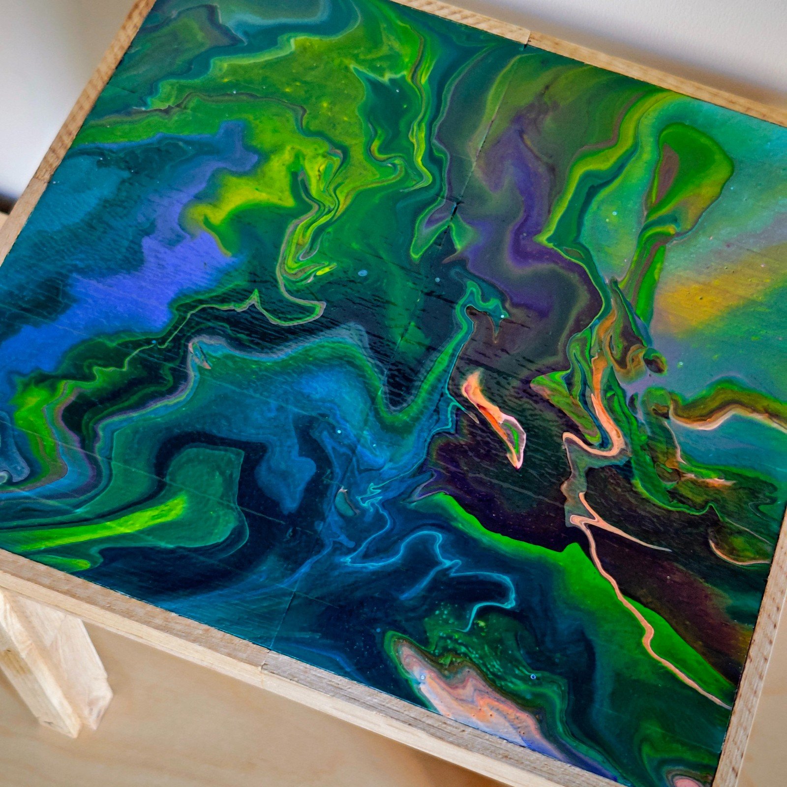 Handgemaakt en beschilderd houten bijzettafeltje – uniek item voor jouw interieur