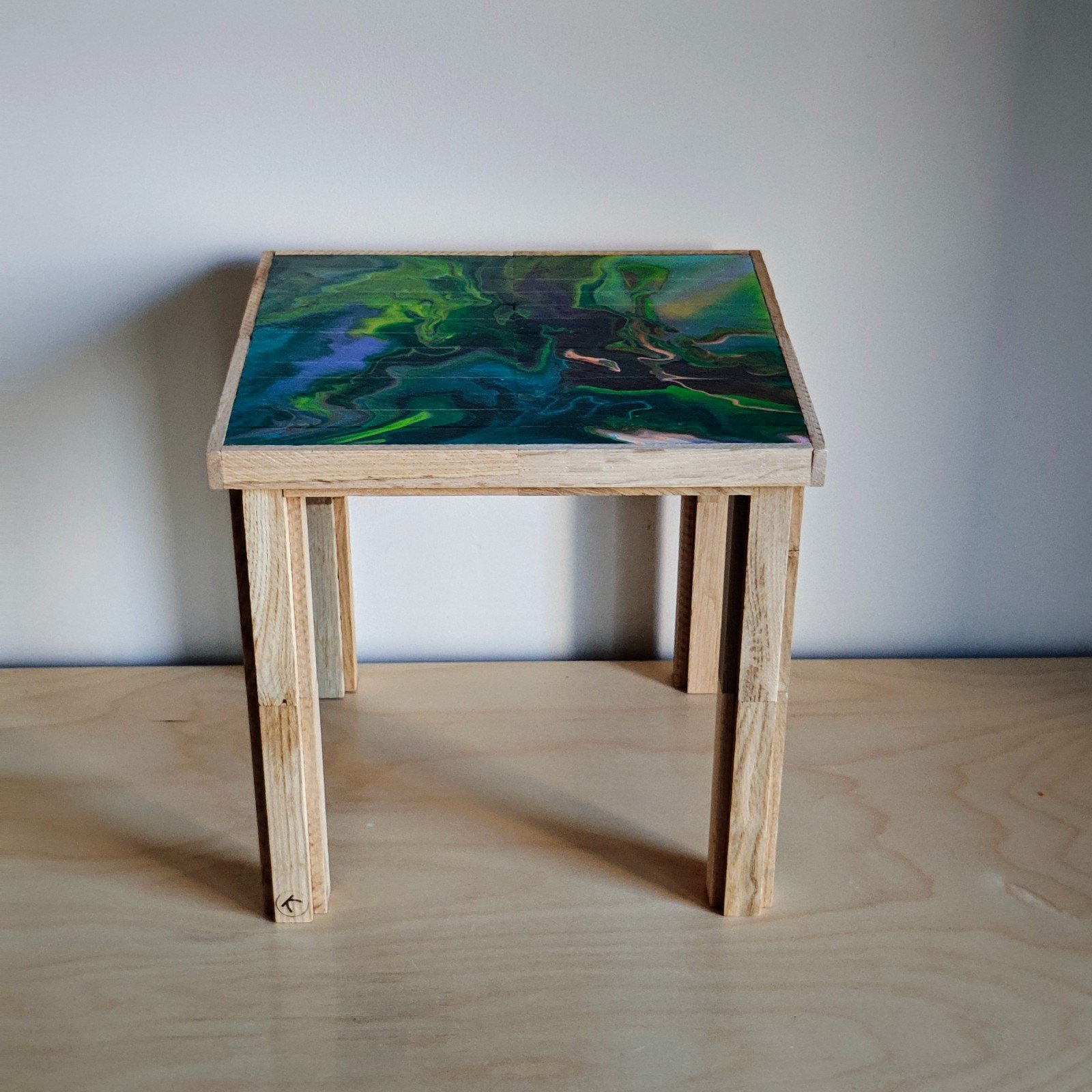 Handgemaakt en beschilderd houten bijzettafeltje – uniek item voor jouw interieur
