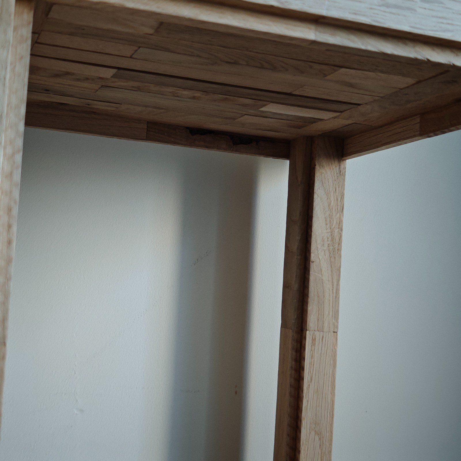 Handgemaakt en beschilderd houten bijzettafeltje – uniek item voor jouw interieur