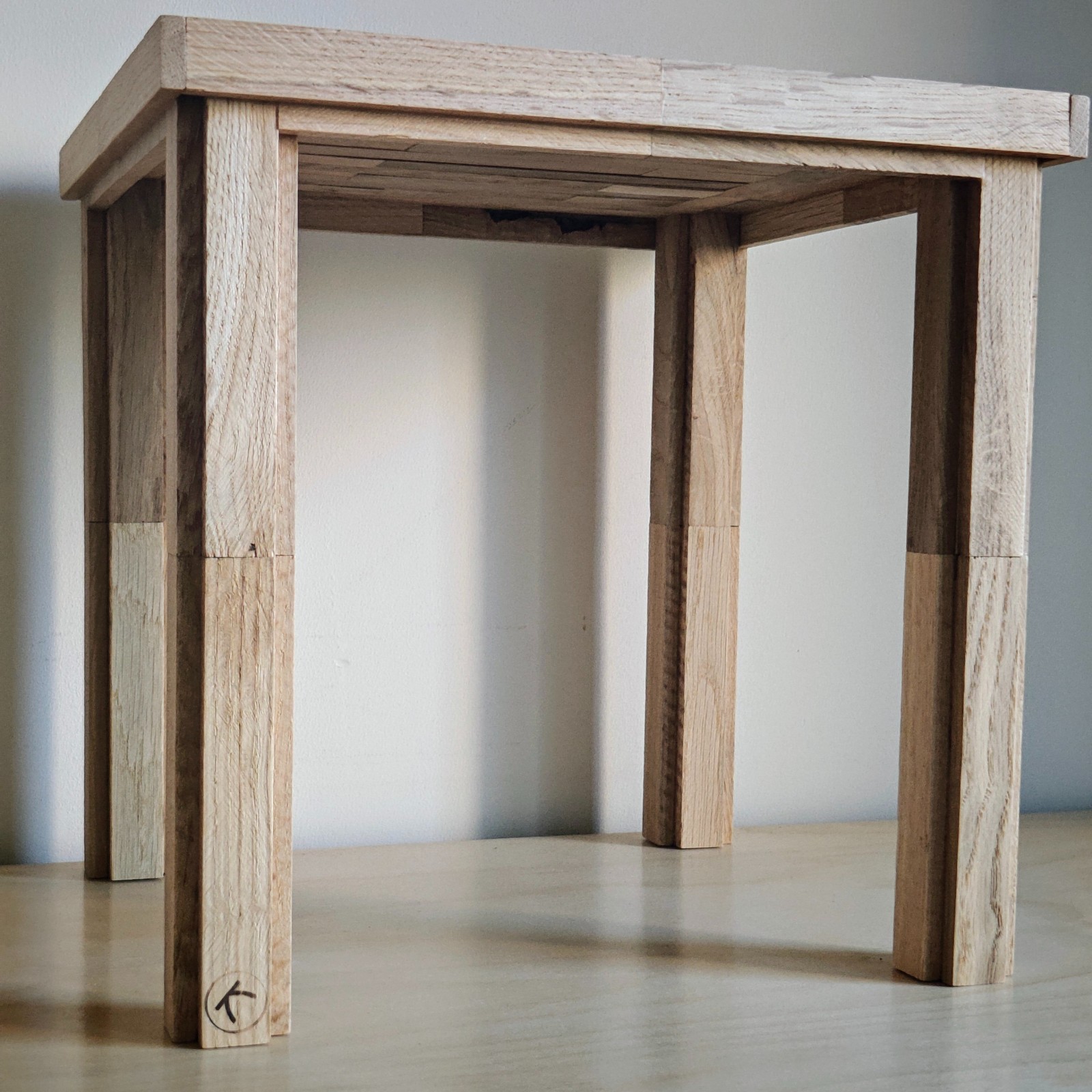 Handgemaakt en beschilderd houten bijzettafeltje – uniek item voor jouw interieur