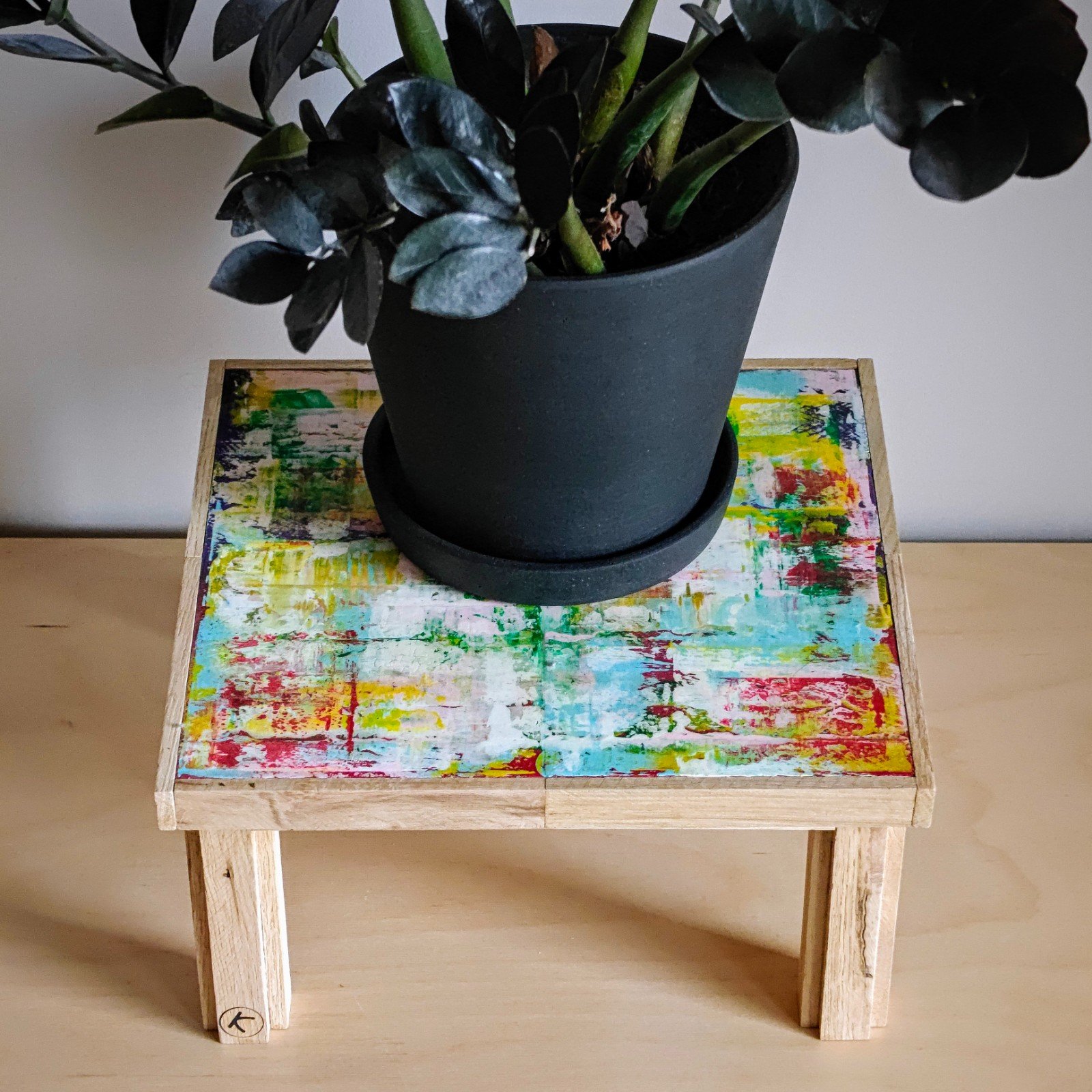 Handgemaakt en beschilderd houten plantentafeltje – uniek decoratief item voor jouw interieur