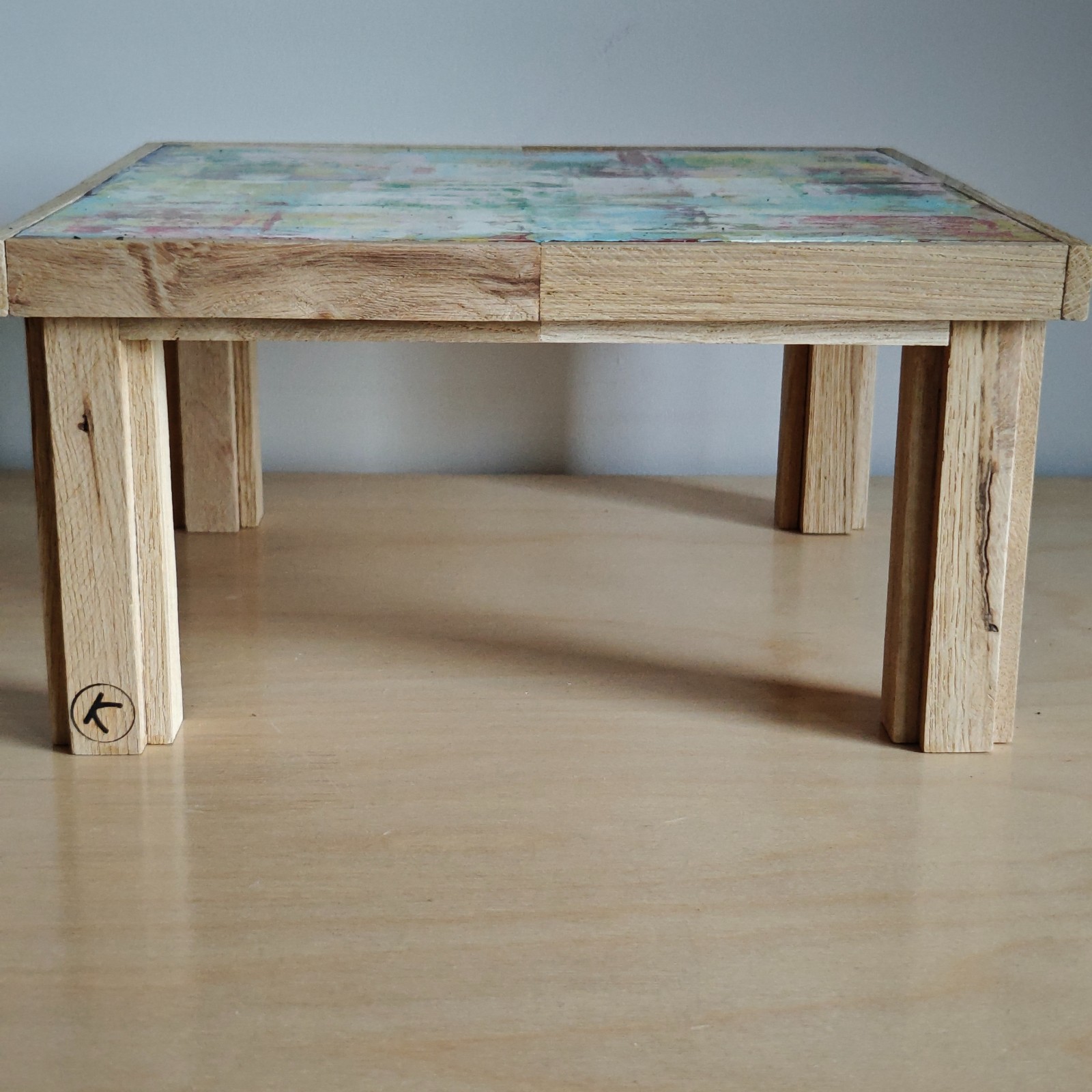 Handgemaakt en beschilderd houten plantentafeltje – uniek decoratief item voor jouw interieur