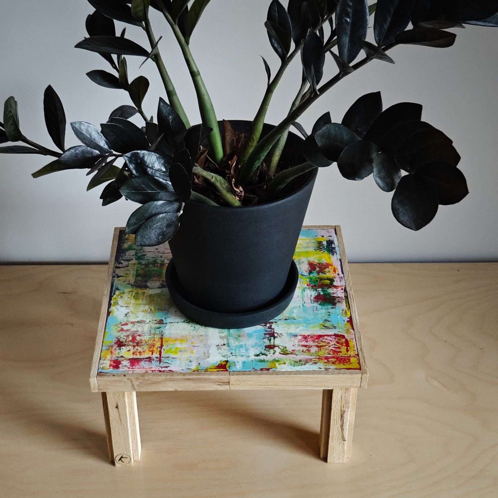 Handgemaakt en beschilderd houten plantentafeltje – uniek decoratief item voor jouw interieur