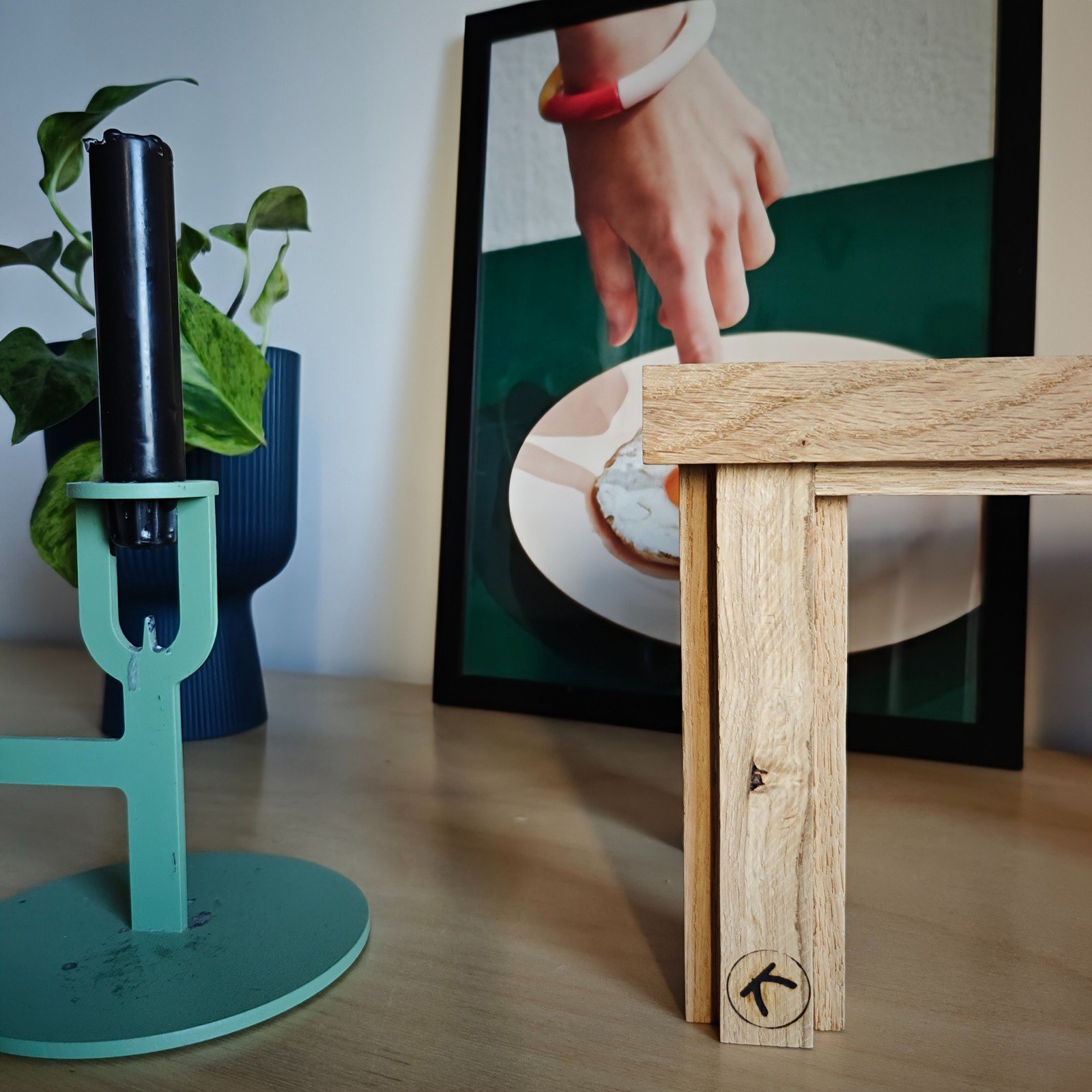 Handgemaakt en beschilderd houten tafeltje – uniek decoratief item voor jouw interieur