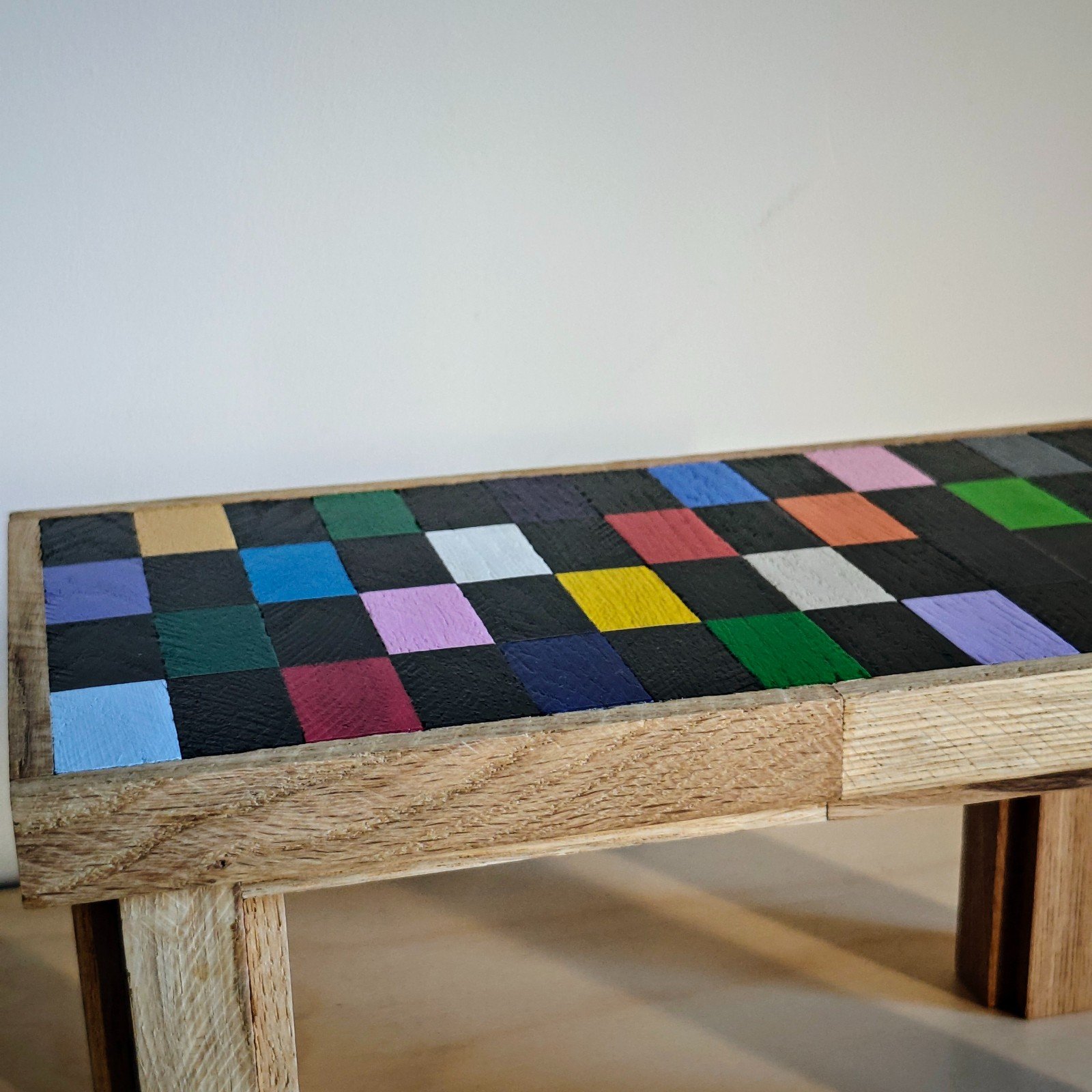 Handgemaakt en beschilderd houten tafeltje – uniek decoratief item voor jouw interieur