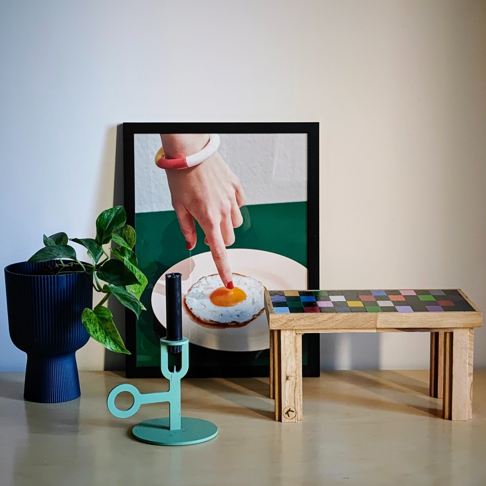 Handgemaakt en beschilderd houten tafeltje – uniek decoratief item voor jouw interieur