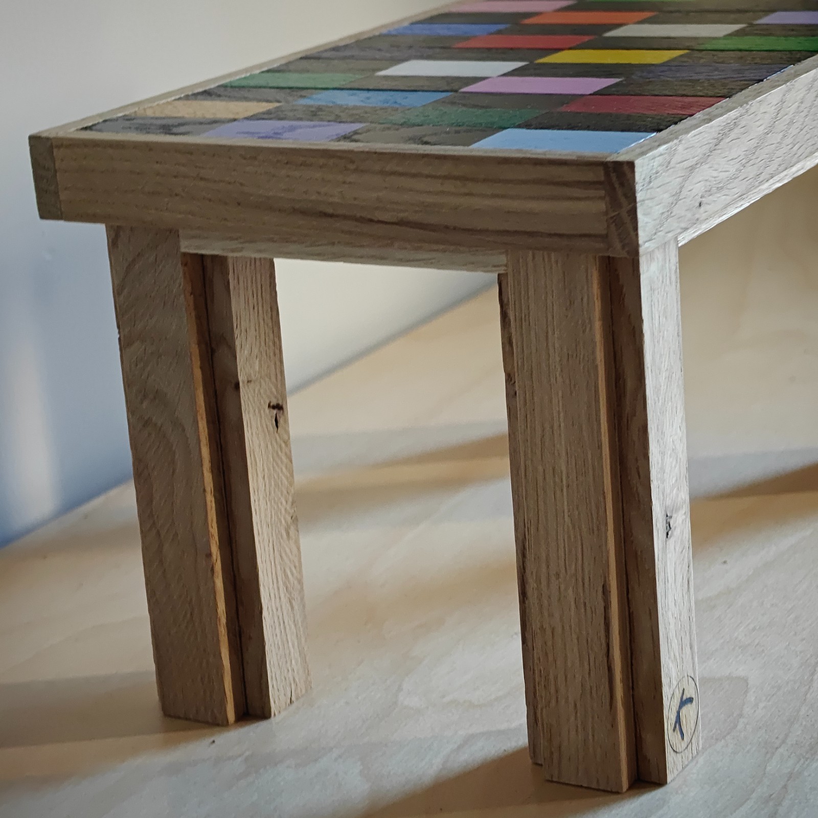 Handgemaakt en beschilderd houten tafeltje – uniek decoratief item voor jouw interieur