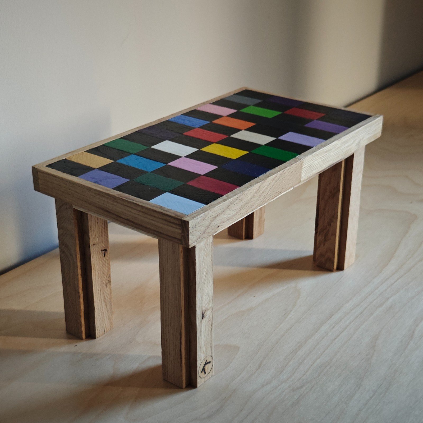 Handgemaakt en beschilderd houten tafeltje – uniek decoratief item voor jouw interieur