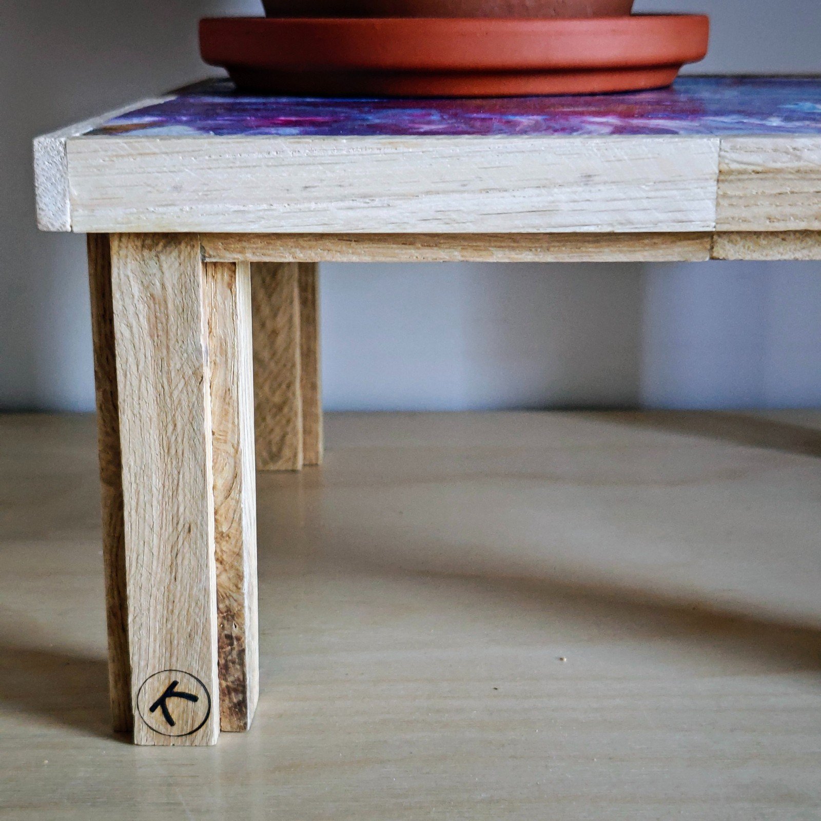 Handgemaakt houden plantentafeltje - gegoten met acrylverf, uniek in kleur en vorm