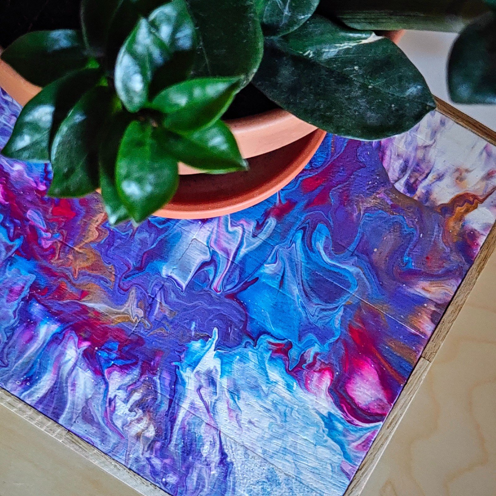 Handgemaakt houden plantentafeltje - gegoten met acrylverf, uniek in kleur en vorm