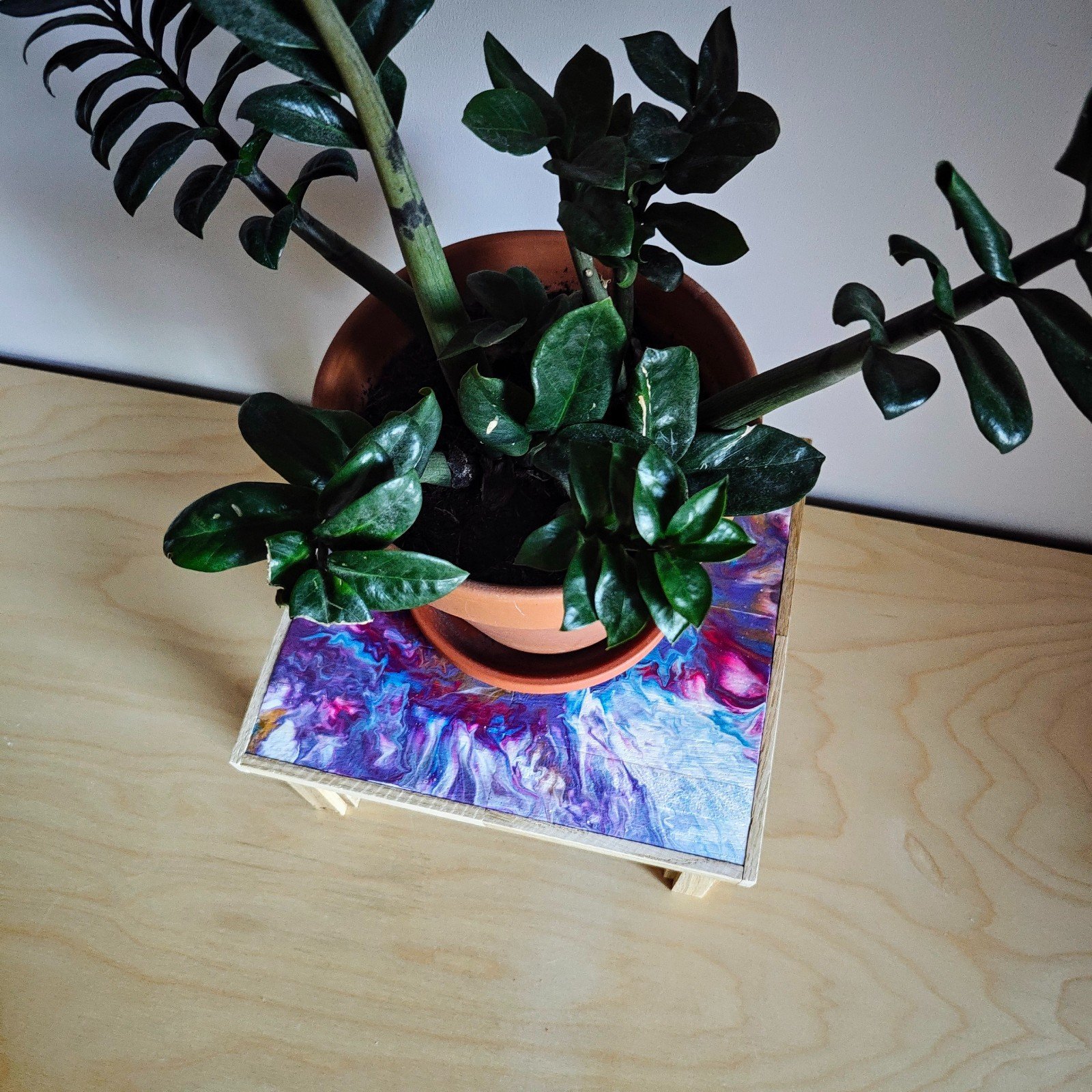 Handgemaakt houden plantentafeltje - gegoten met acrylverf, uniek in kleur en vorm