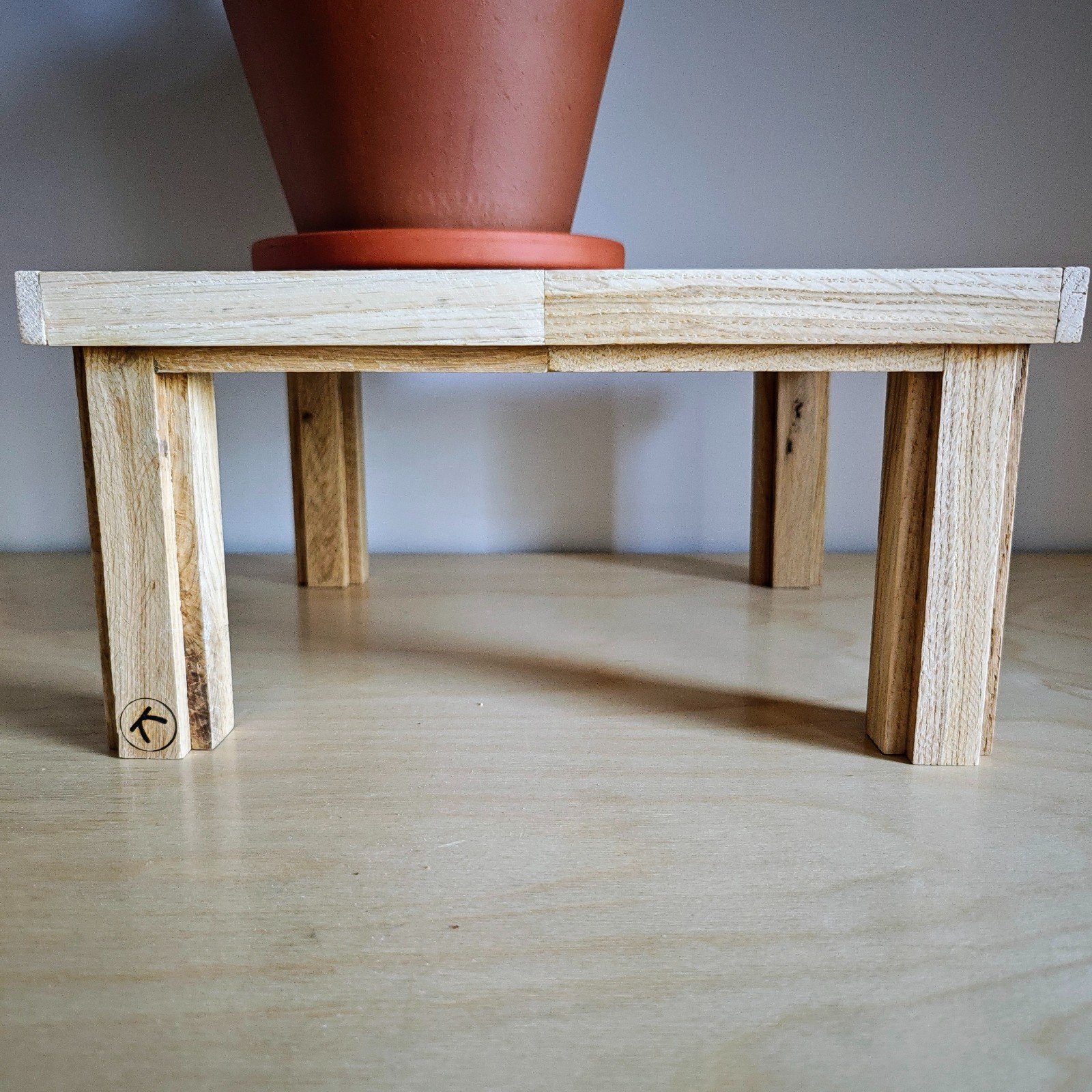 Handgemaakt houden plantentafeltje - gegoten met acrylverf, uniek in kleur en vorm