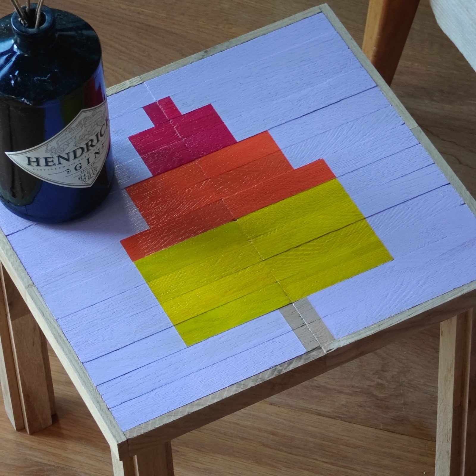 Handgemaakt houten bijzettafeltje met een zomerse look - 69670.jpeg Handgemaakt houten bijzettafeltje met een zomerse look