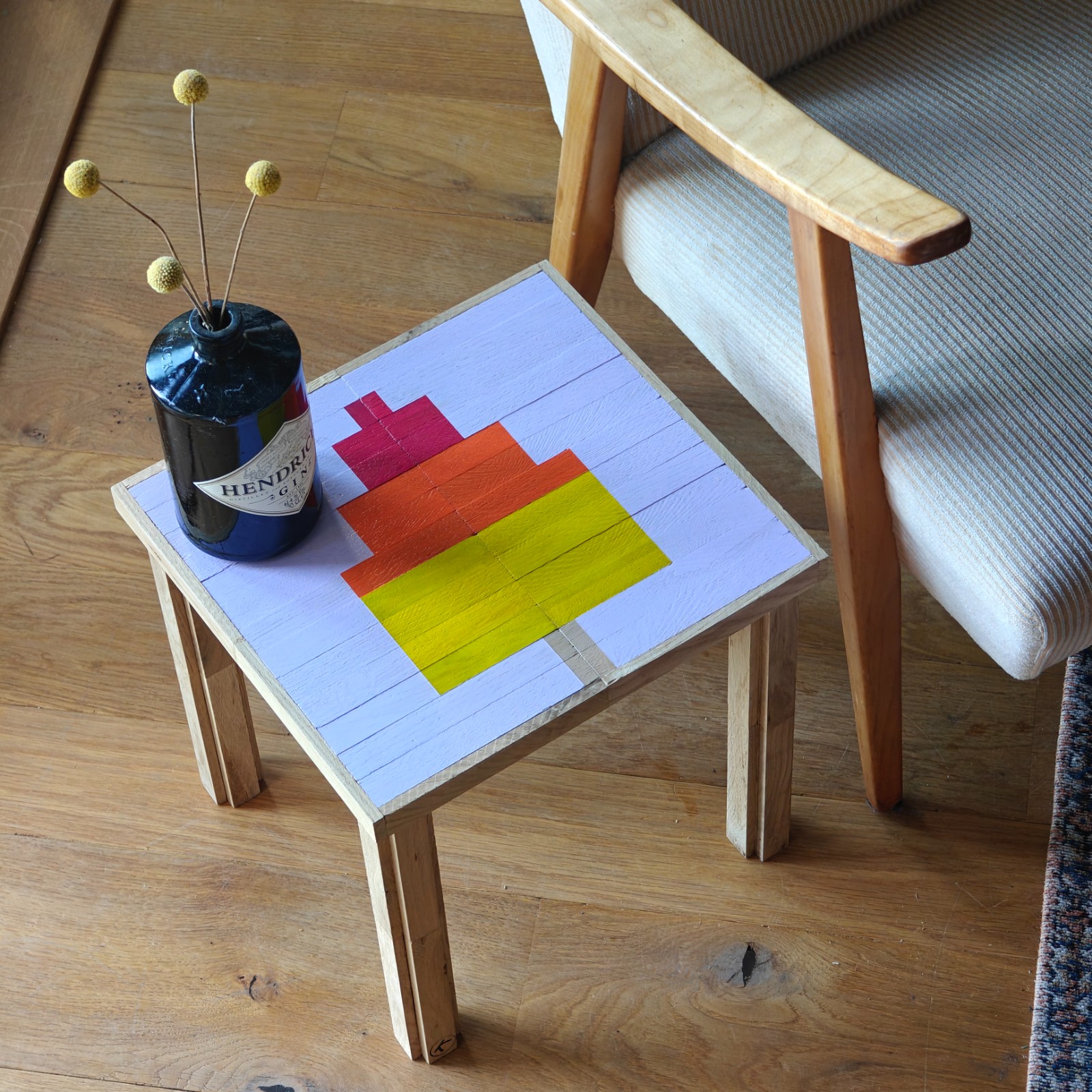 Handgemaakt houten bijzettafeltje met een zomerse look - 69672.jpeg Handgemaakt houten bijzettafeltje met een zomerse look