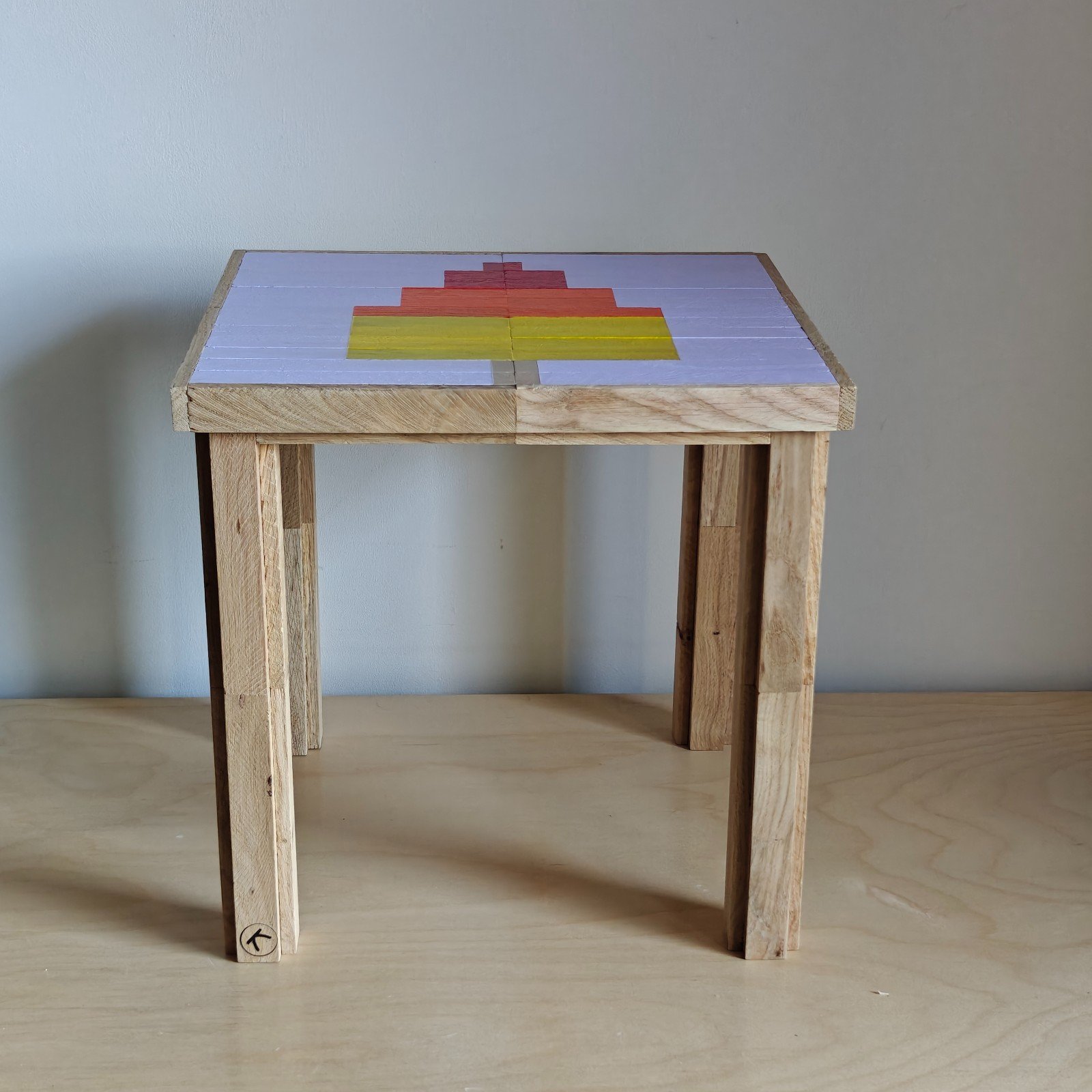 Handgemaakt houten bijzettafeltje met een zomerse look - 69676.jpeg Handgemaakt houten bijzettafeltje met een zomerse look