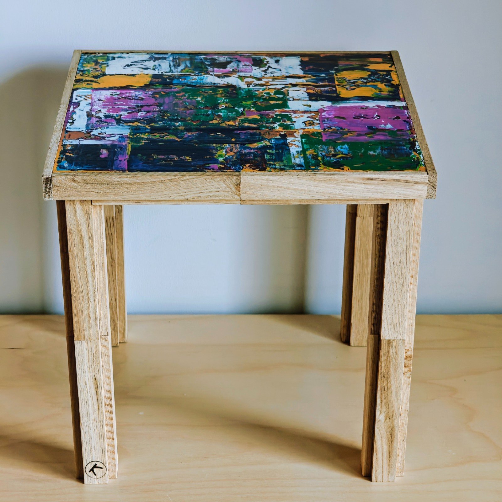 Handgemaakt houten bijzettafeltje met gelaagde verfstructuur - uniek decoratief item voor jouw interieur