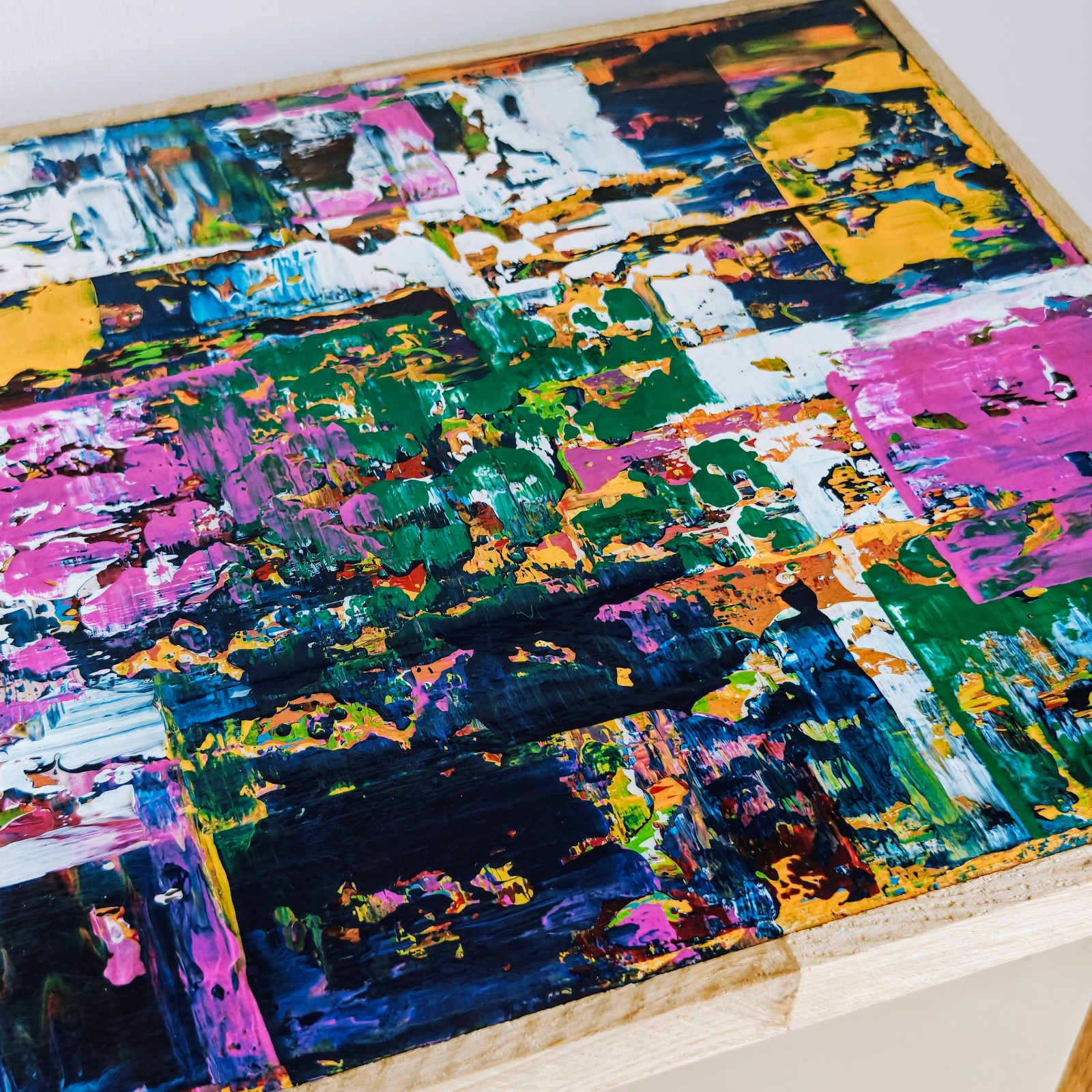 Handgemaakt houten bijzettafeltje met gelaagde verfstructuur - uniek decoratief item voor jouw interieur