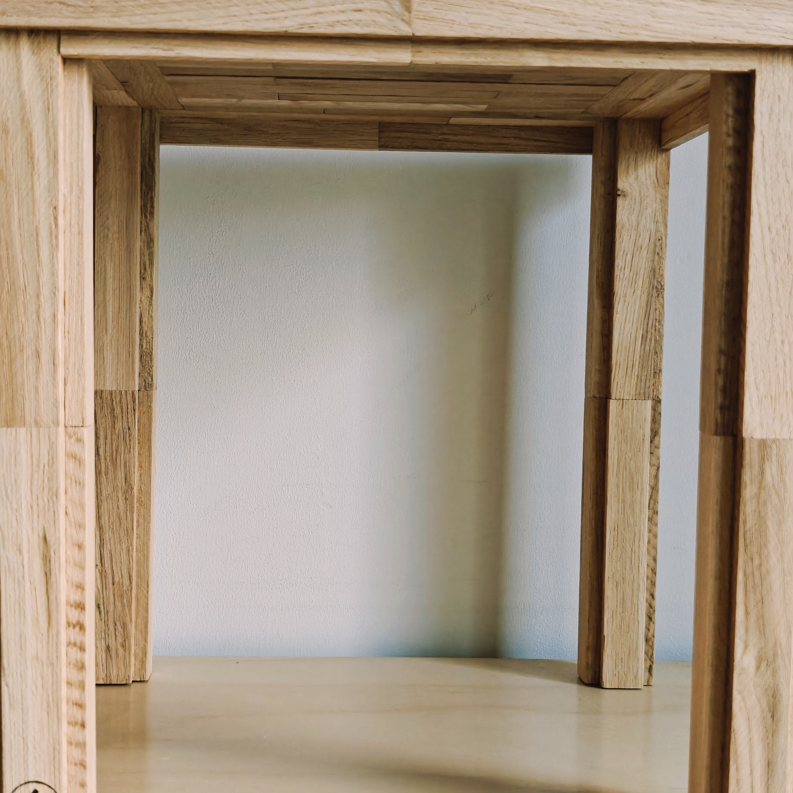 Handgemaakt houten bijzettafeltje met gelaagde verfstructuur - uniek decoratief item voor jouw interieur