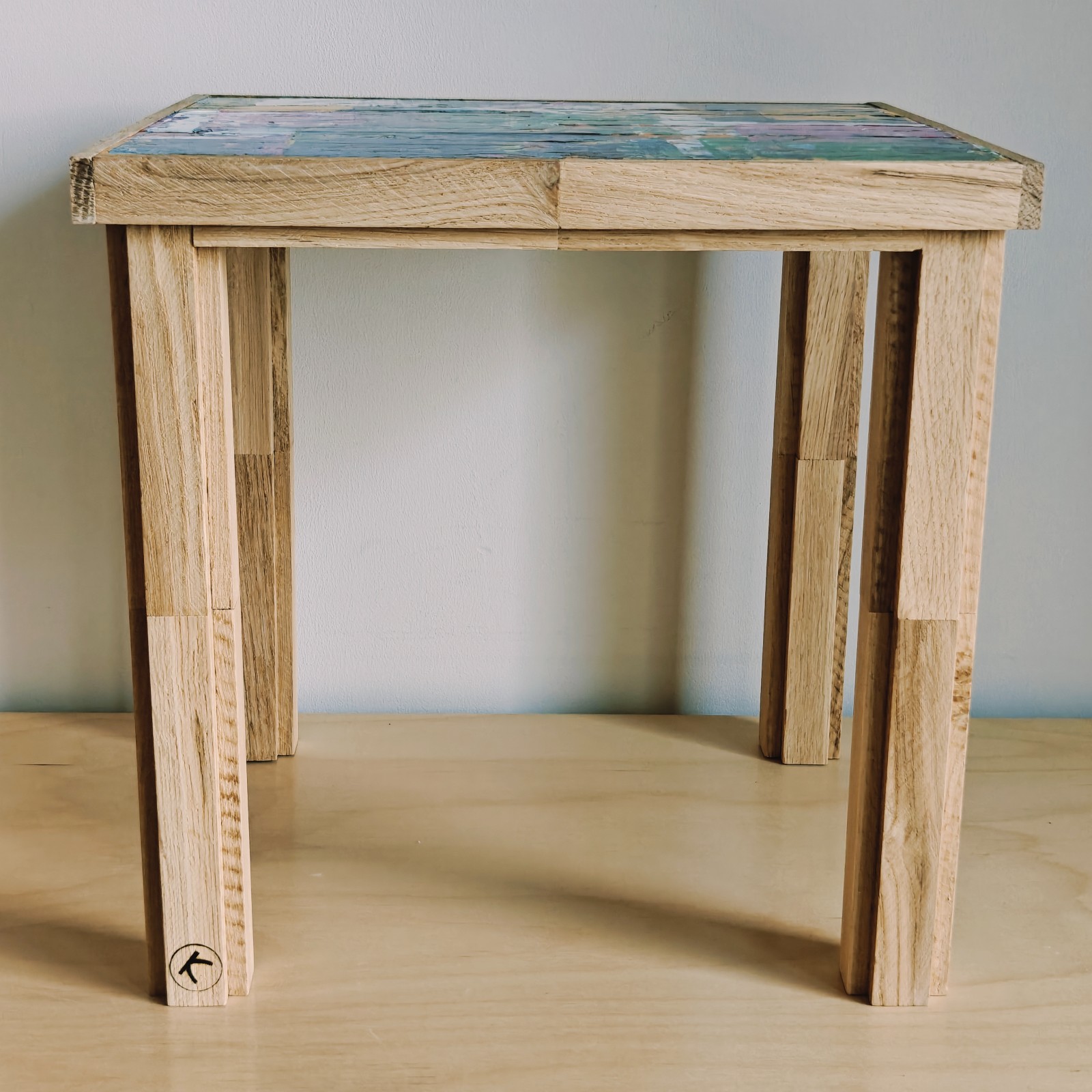 Handgemaakt houten bijzettafeltje met gelaagde verfstructuur - uniek decoratief item voor jouw interieur