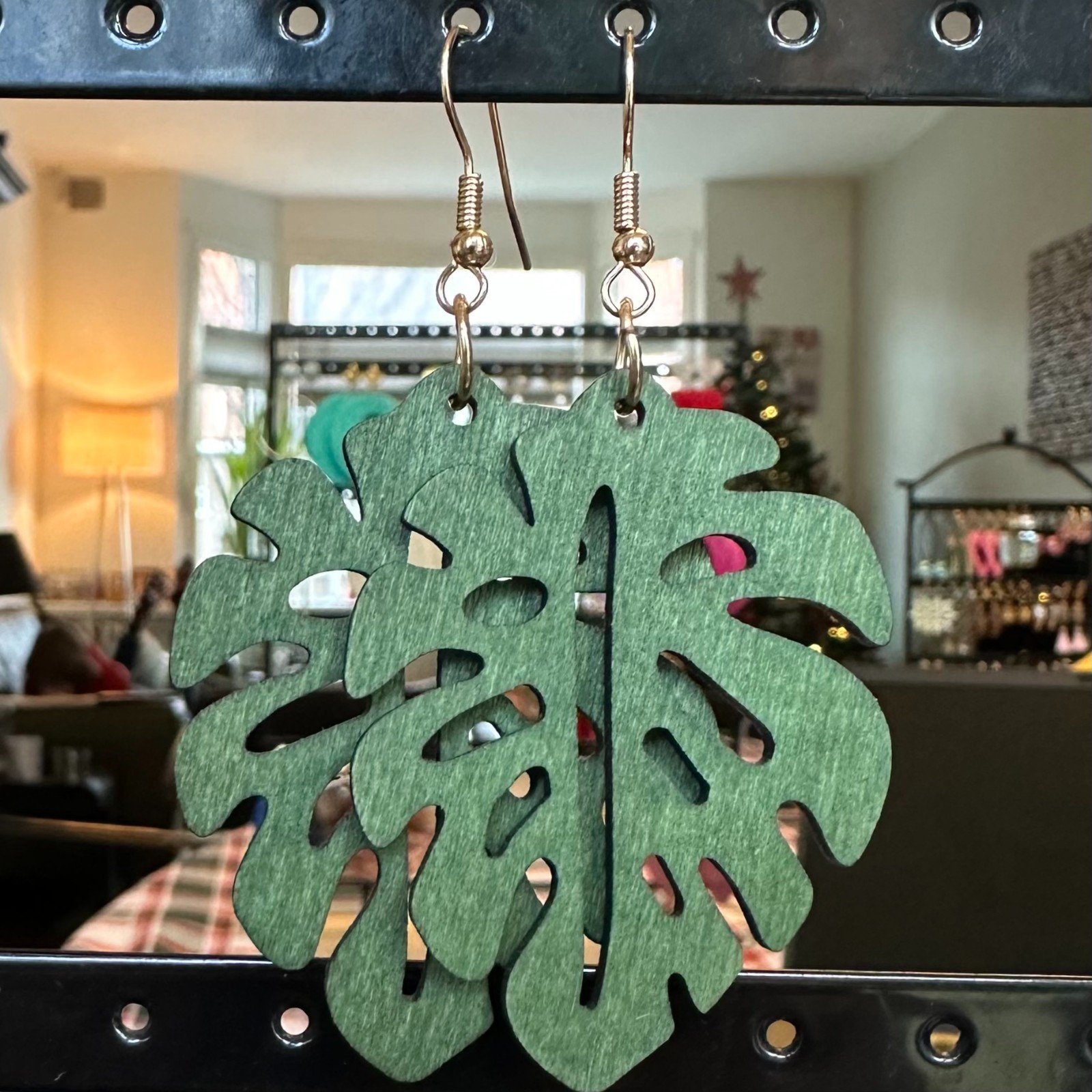 Houten blaadjes oorbellen groen - 69624.jpeg Houten blaadjes oorbellen groen