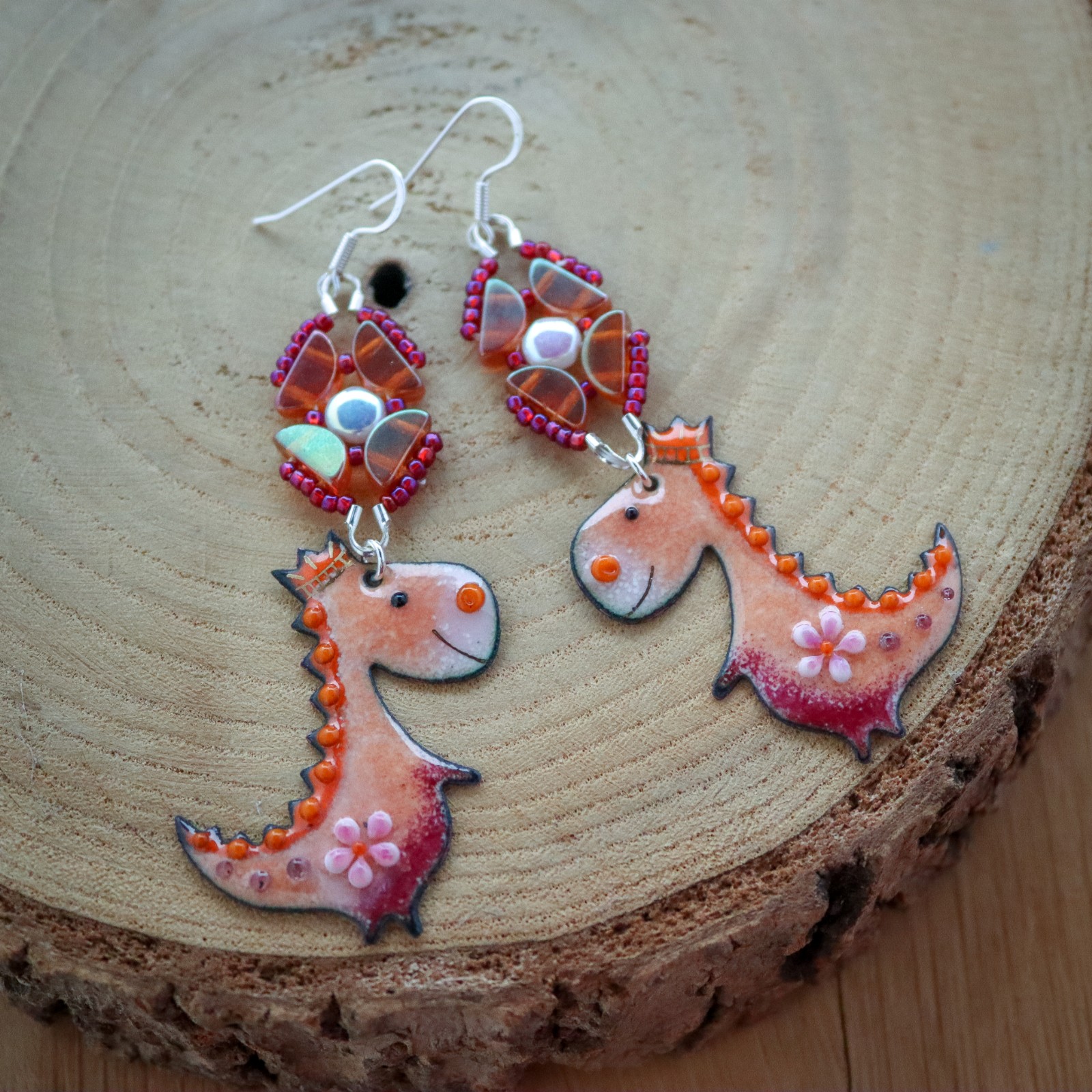 Koningsdag oorbellen met oranje emaille draken en sterling zilver - 70165.jpeg Exclusief & Koninglijk, statement draken oorbellen in oranje emaille en sterling zilver.