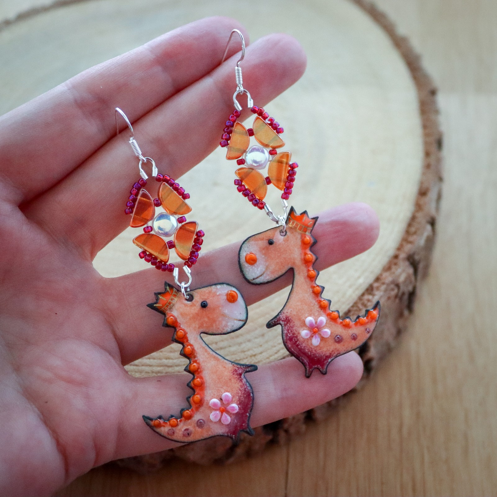 Koningsdag oorbellen met oranje emaille draken en sterling zilver - 70166.jpeg Exclusief & Koninglijk, statement draken oorbellen in oranje emaille en sterling zilver.