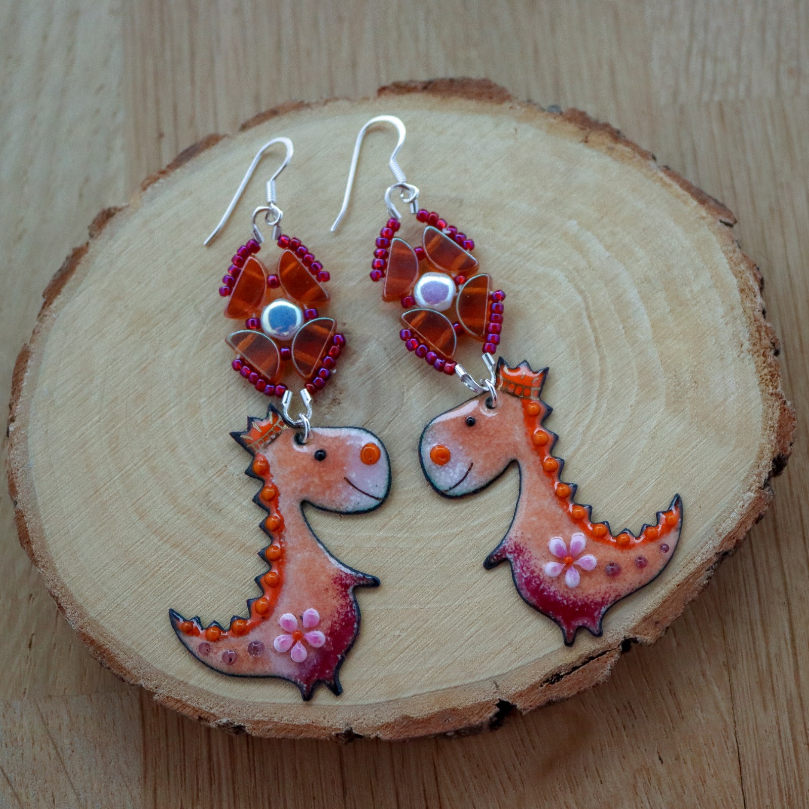 Koningsdag oorbellen met oranje emaille draken en sterling zilver - 70167.jpeg Exclusief & Koninglijk, statement draken oorbellen in oranje emaille en sterling zilver.