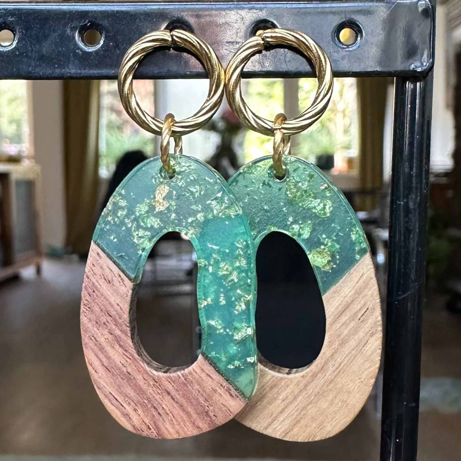 Kunstof resin oorbellen met een houten accent mint