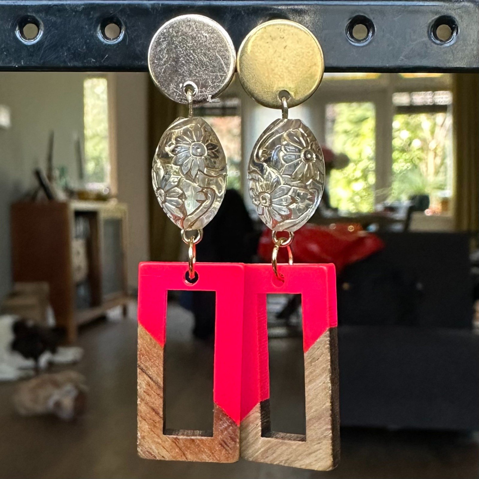 Kunstof resin oorbellen met een houten accent neon roze