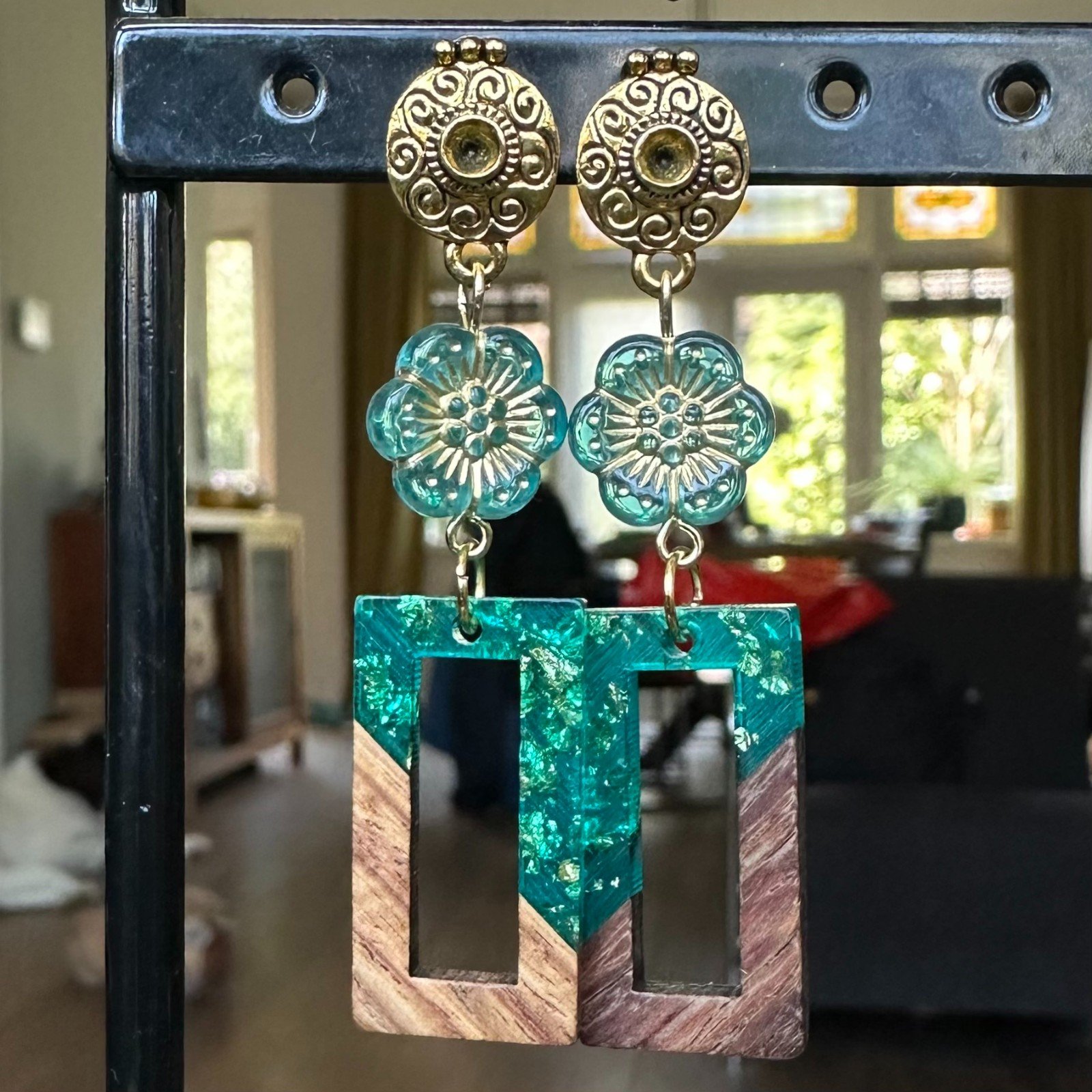 Kunstof resin oorbellen met een houten accent turquoise