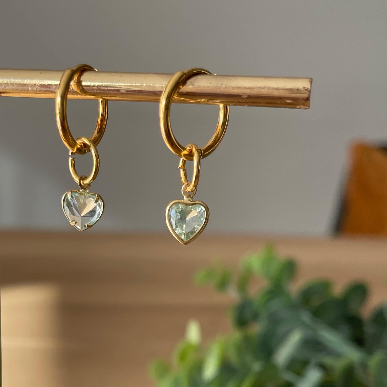 Goldplate rvs creolen met crystal blauw hartjes hangertje