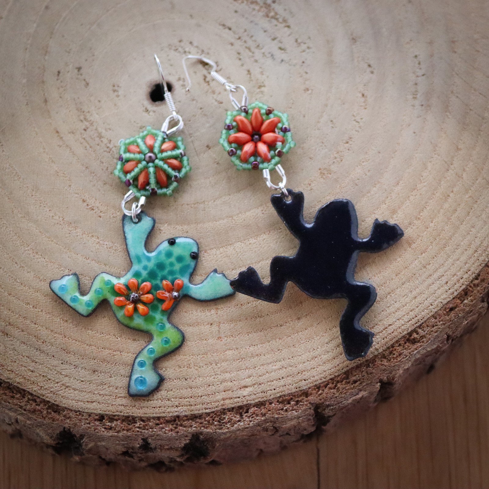 Sterling zilveren oorbellen met groene kikkers en oranje Bloemetjes - 70189.jpeg Speels & Levendig – Sterling zilveren oorbellen met handgemaakte kikkers en bloemetjes