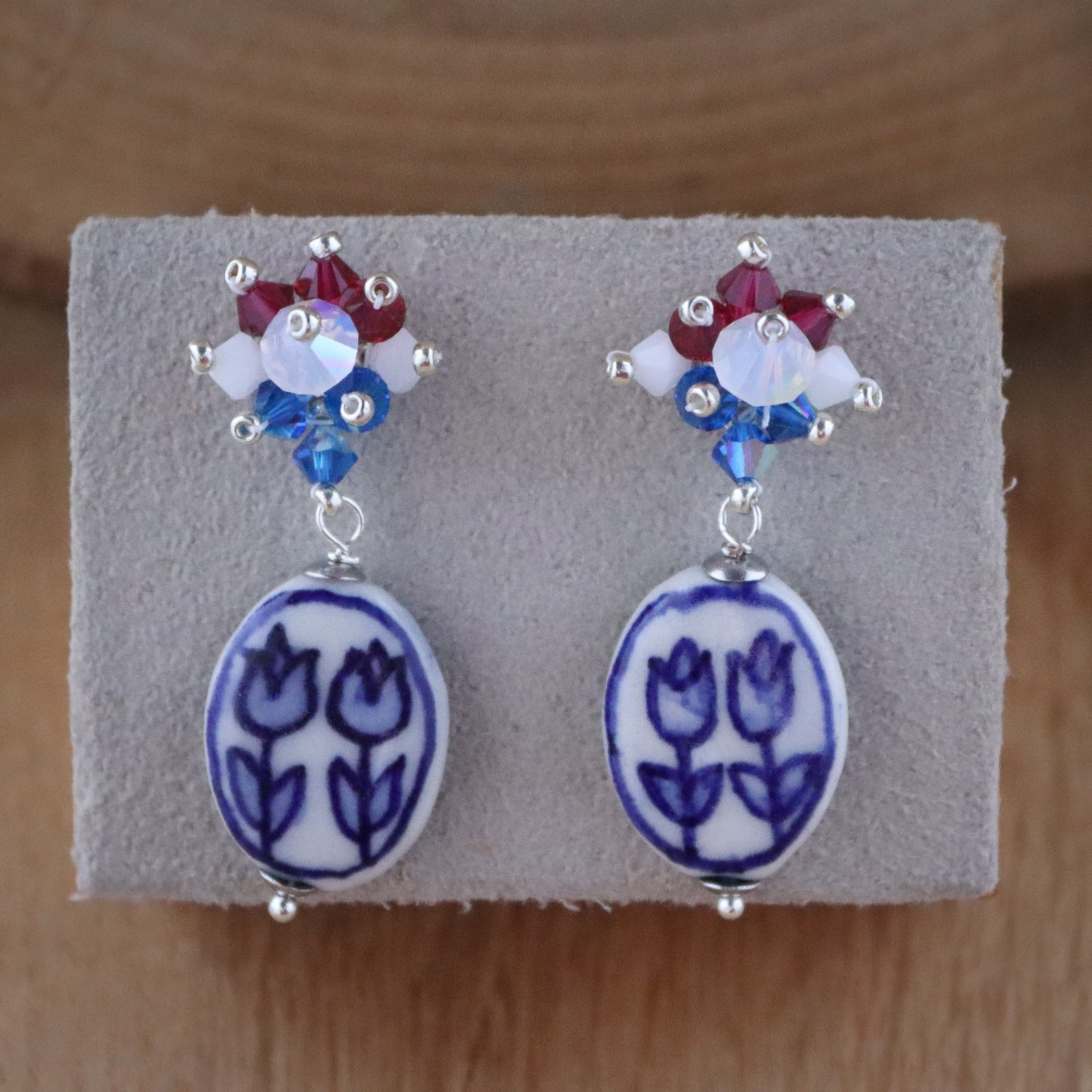 Swarovski Kristallen Oorbellen met Delfts Blauwe Tulp – Eerbetoon aan Nederland - 70733.jpeg Swarovski Kristallen Oorbellen met Delfts Blauwe Tulp – Eerbetoon aan Nederland
