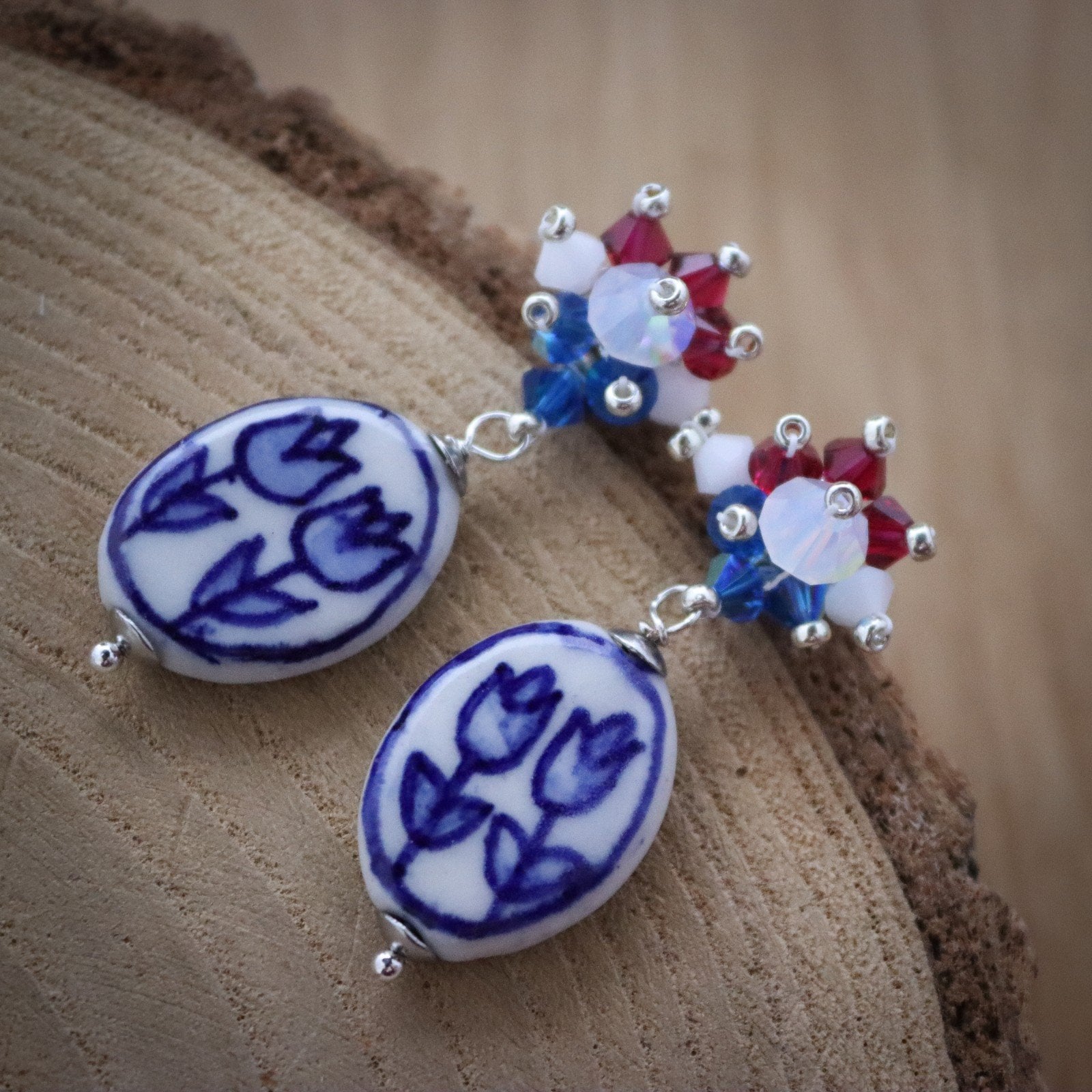 Swarovski Kristallen Oorbellen met Delfts Blauwe Tulp – Eerbetoon aan Nederland - 70734.jpeg Swarovski Kristallen Oorbellen met Delfts Blauwe Tulp – Eerbetoon aan Nederland