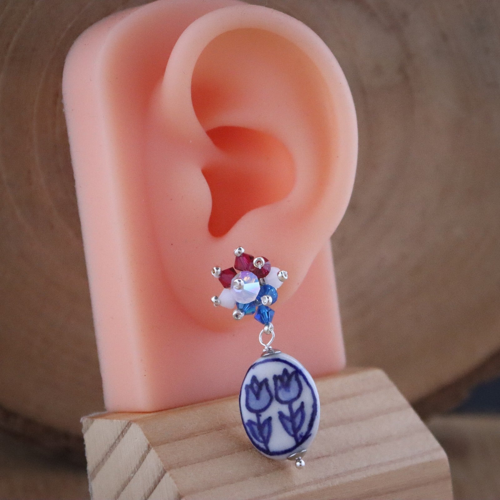 Swarovski Kristallen Oorbellen met Delfts Blauwe Tulp – Eerbetoon aan Nederland - 70737.jpeg Swarovski Kristallen Oorbellen met Delfts Blauwe Tulp – Eerbetoon aan Nederland