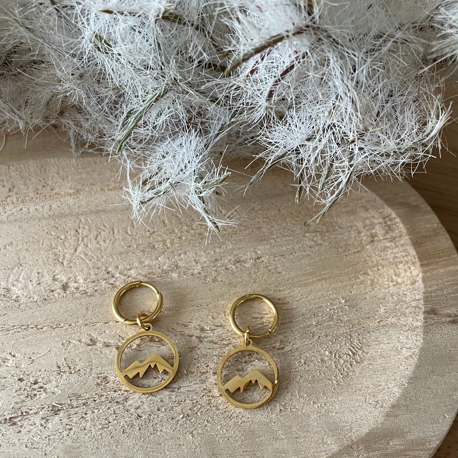 Vergulde oorbellen berg hanger