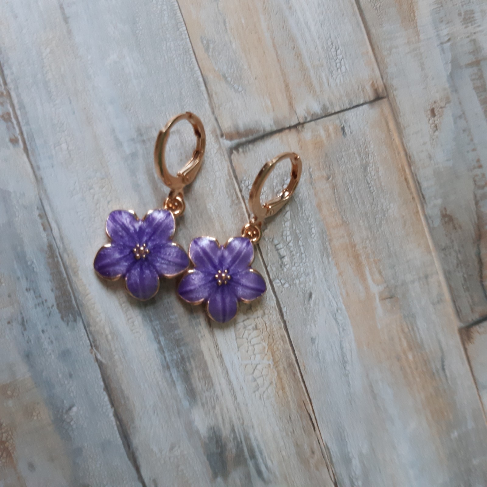 Fleurige oorbellen: Handgemaakt met bloem bedeltje