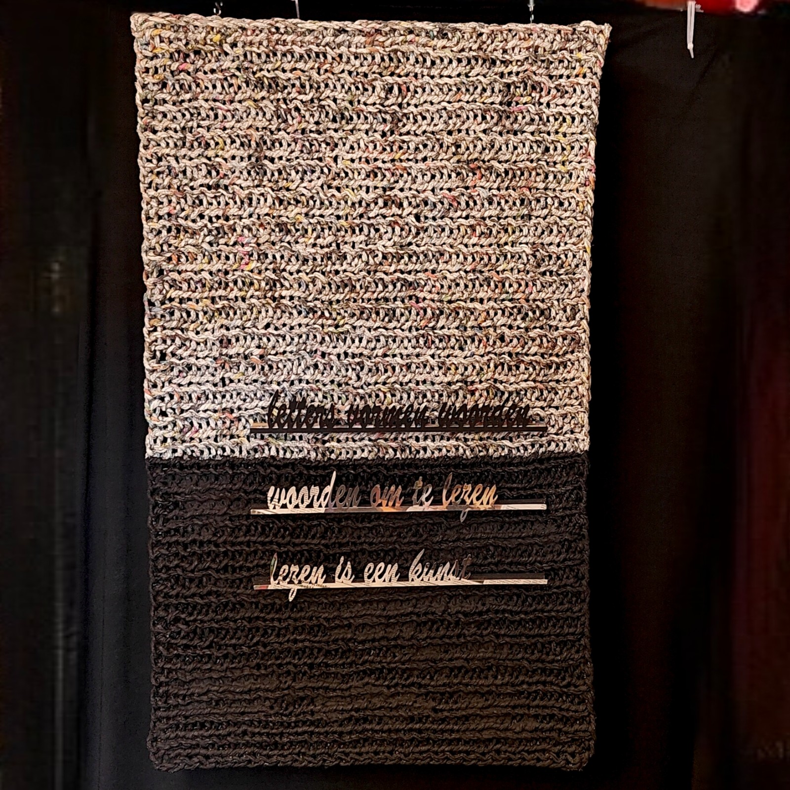 Gebreide krant aan de wand