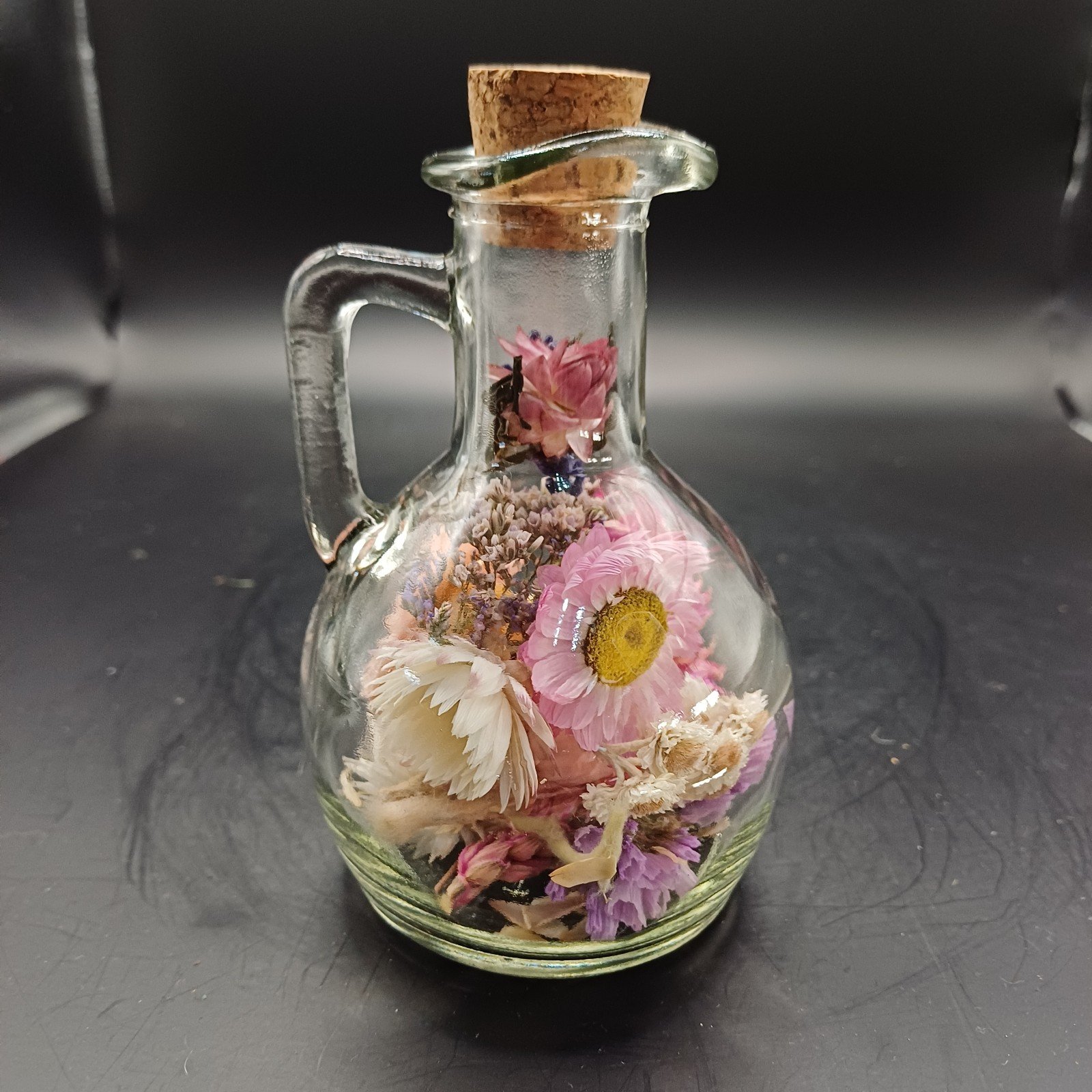 Glazen karafje incl. droogbloemen en een kurk