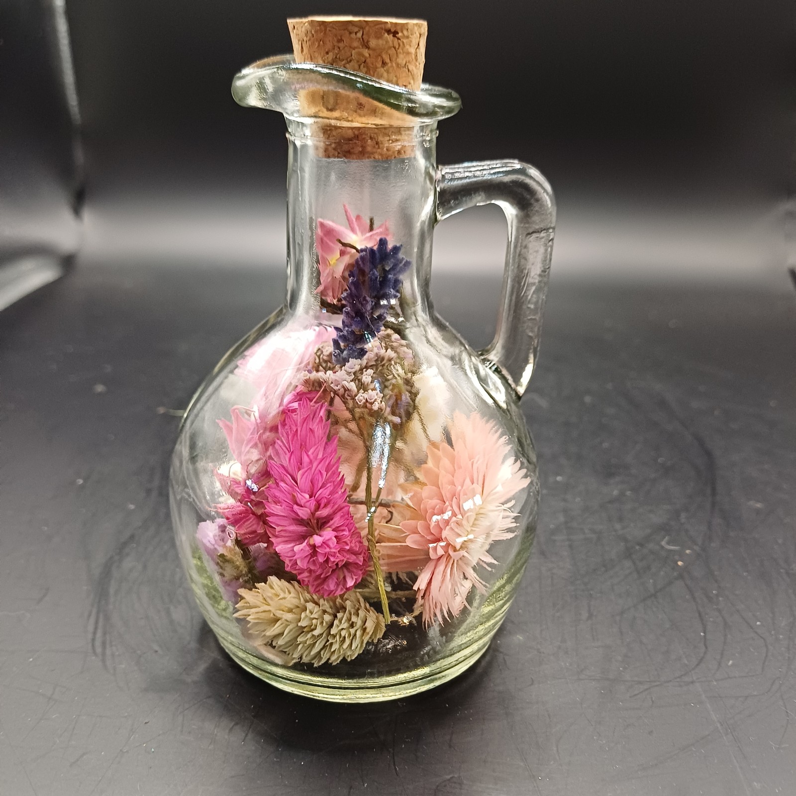 Glazen karafje incl. droogbloemen en een kurk